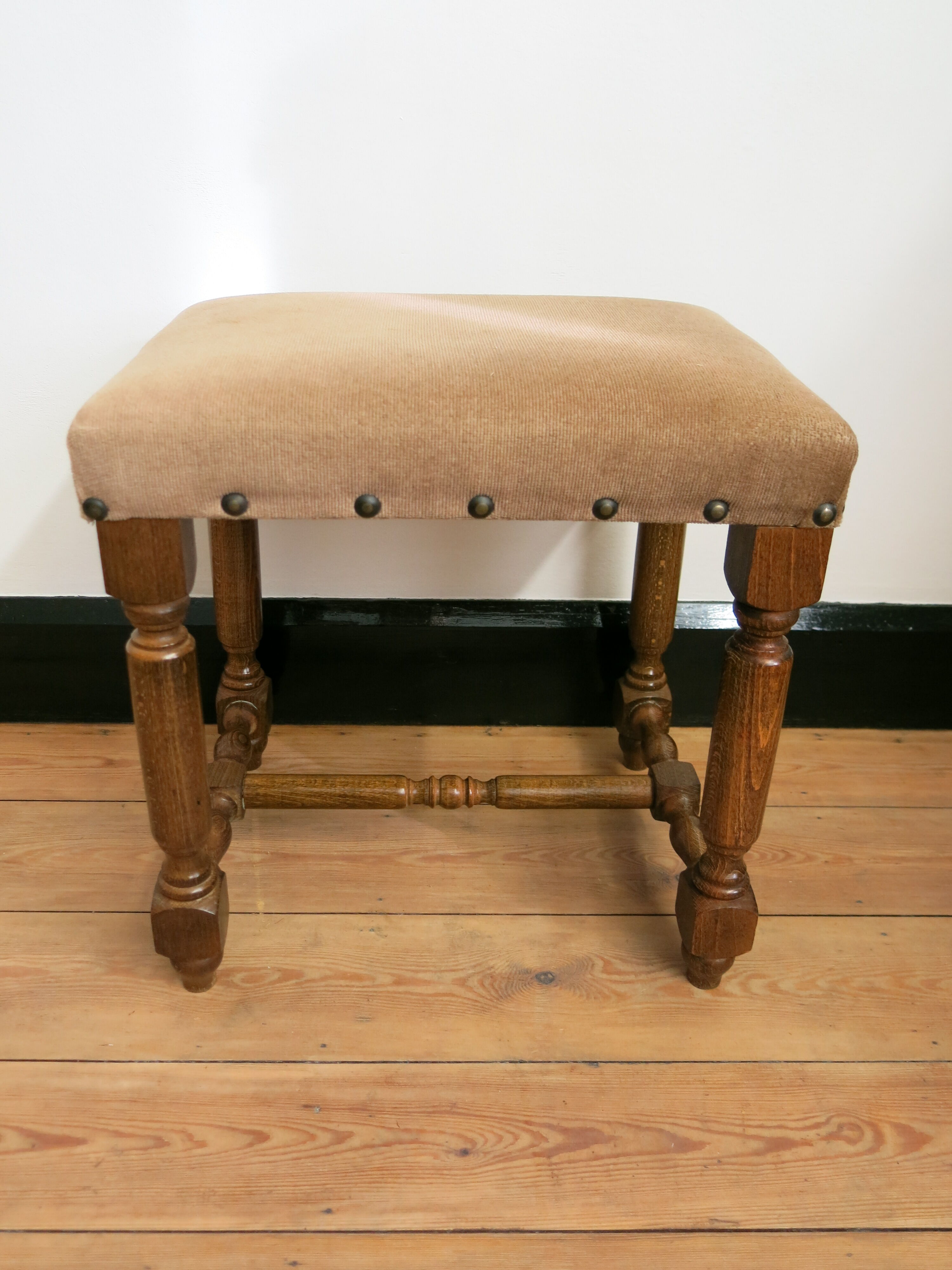 Repose-pieds en bois et velours beige