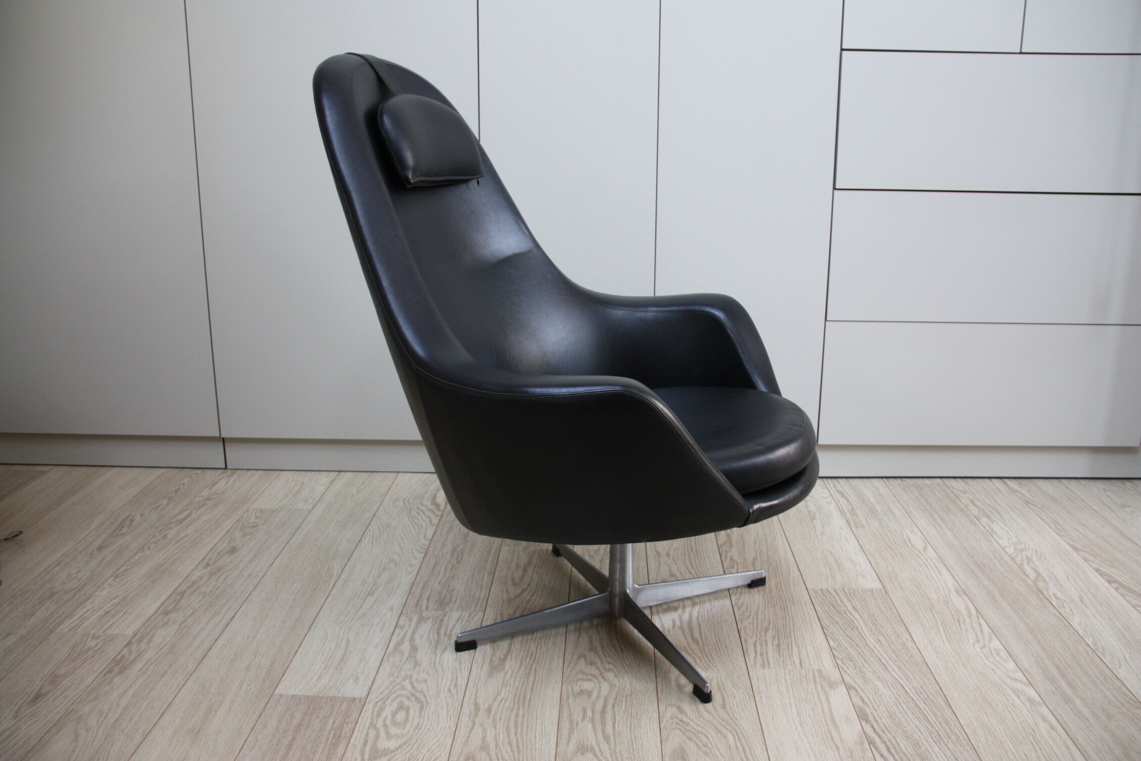 Fauteuil pivotant vintage en similicuir noir par Pastoe 60s
