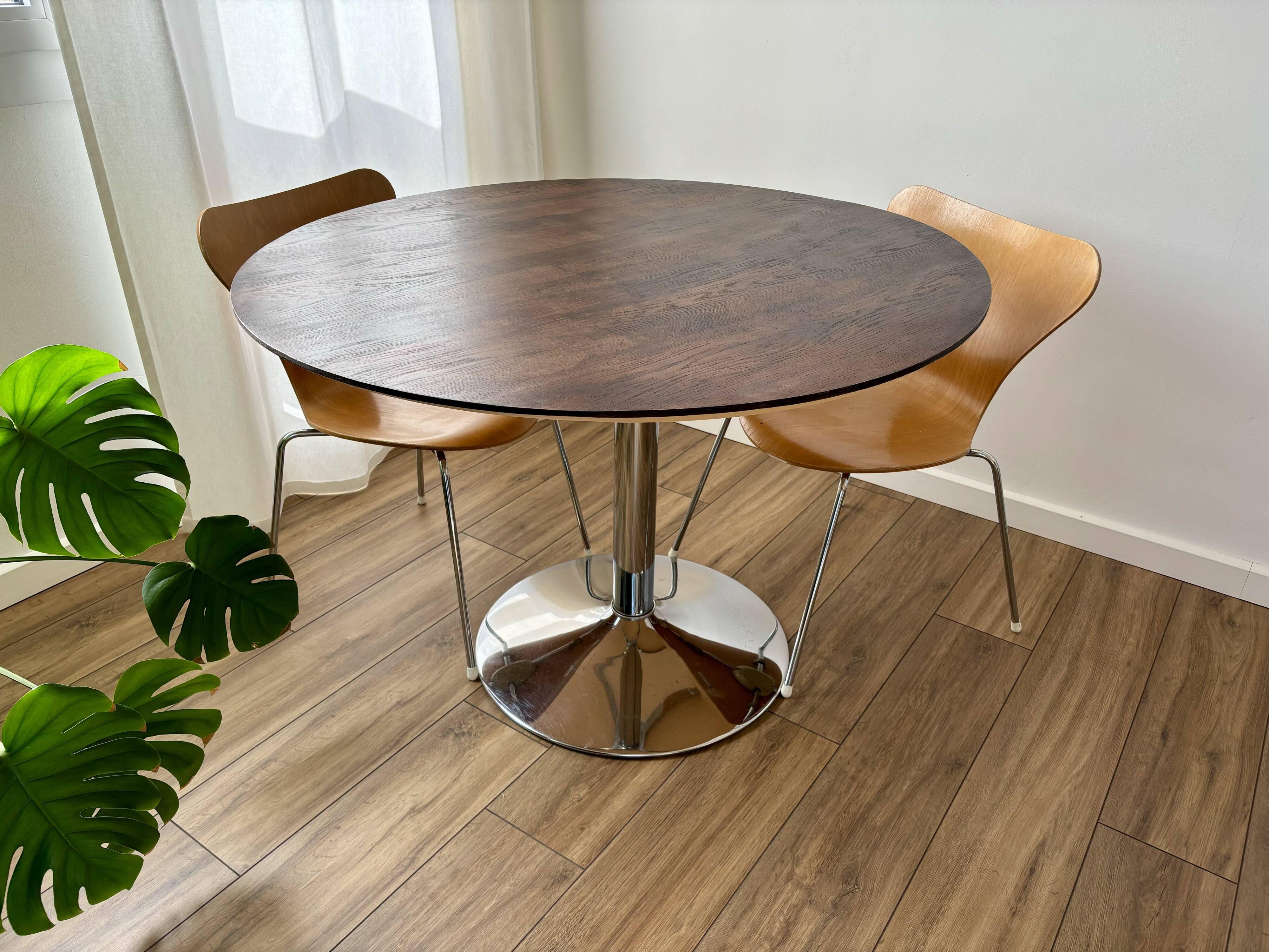 Tulip dining table with chrome base