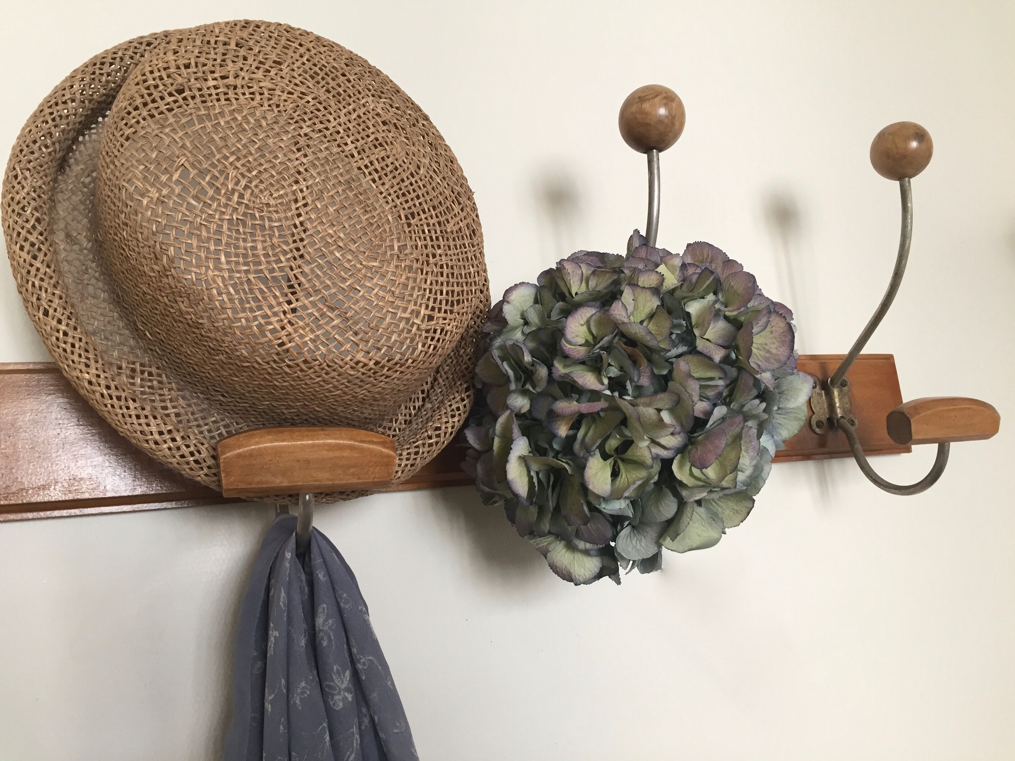 Curved coat hanger, 4 double patères