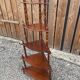 Etagère d'angle en bois sur pieds avec 5 tablettes