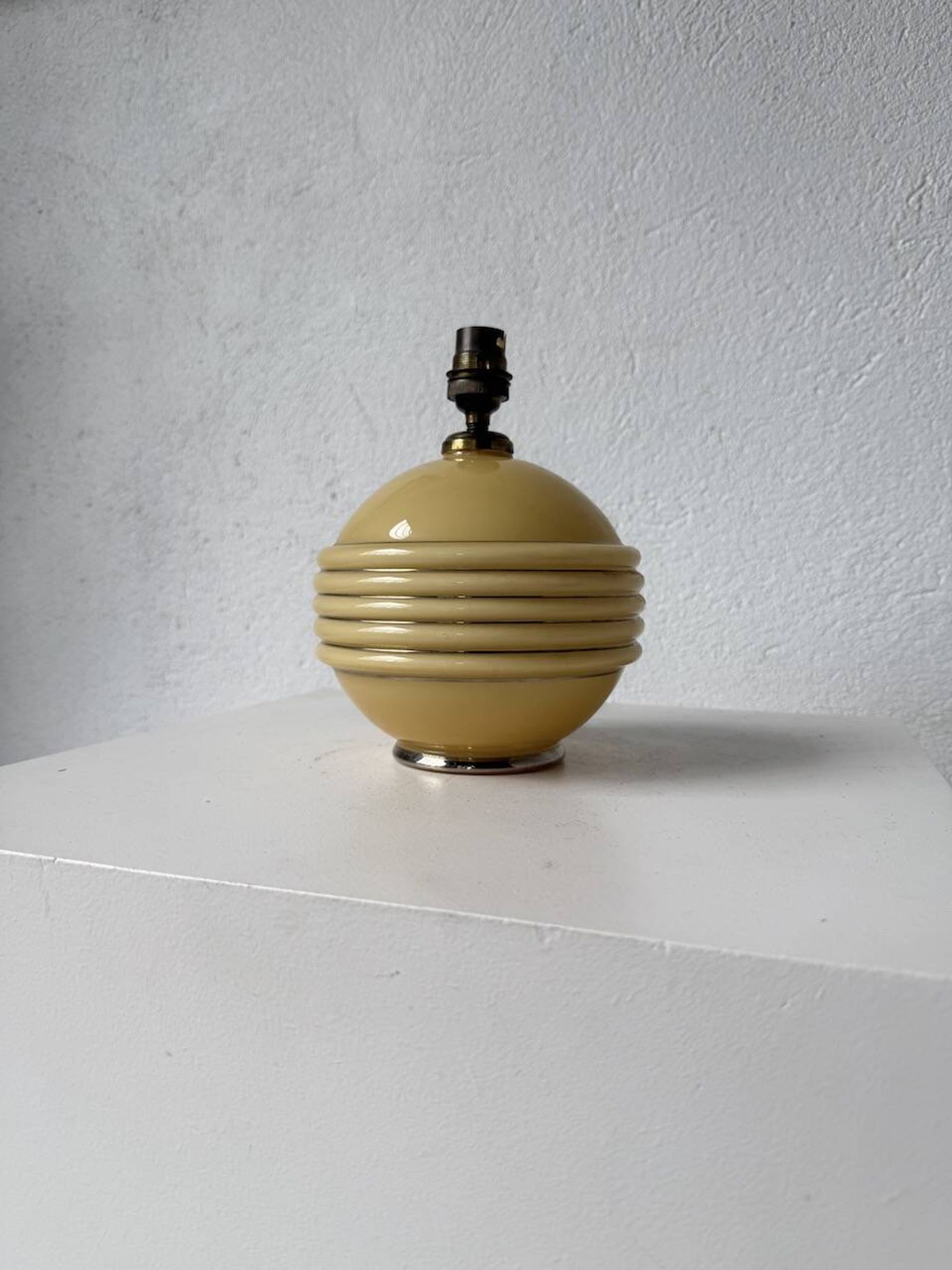 Lampe de table opaline Art Déco tchécoslovaquie