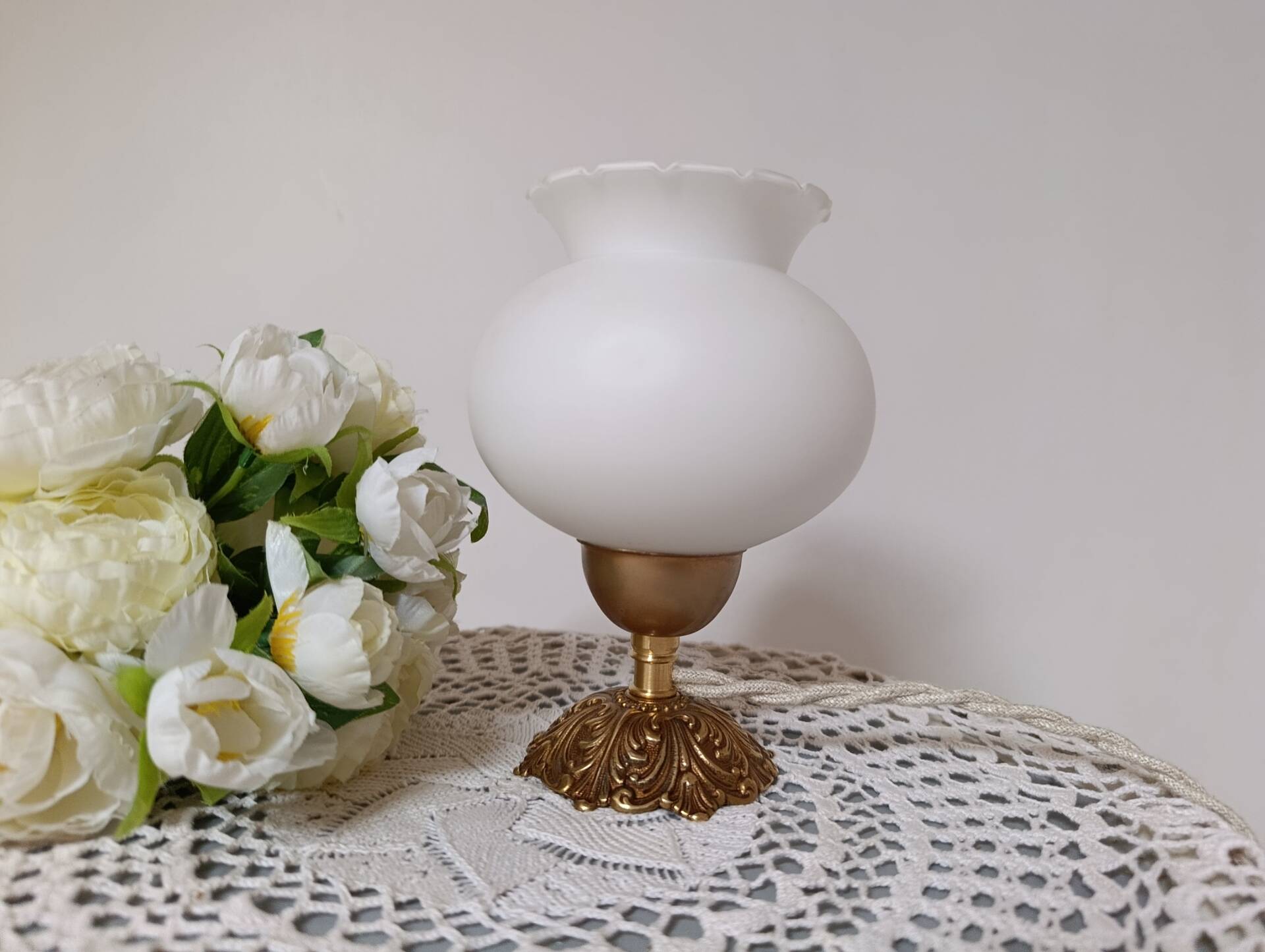 Lampe en bronze et opaline