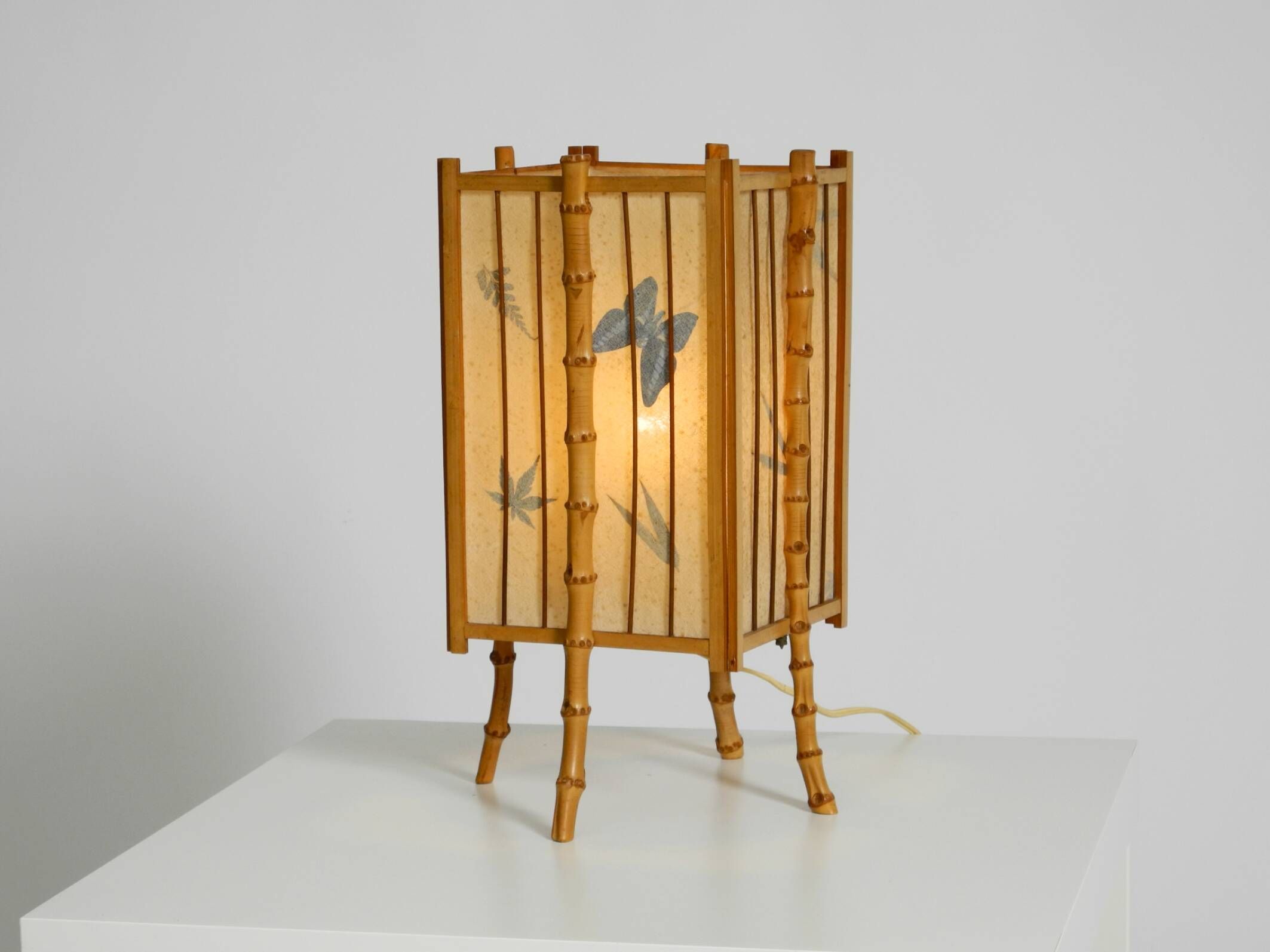 Belle lampe de table moderne du milieu du siècle en bambou et parchemin.