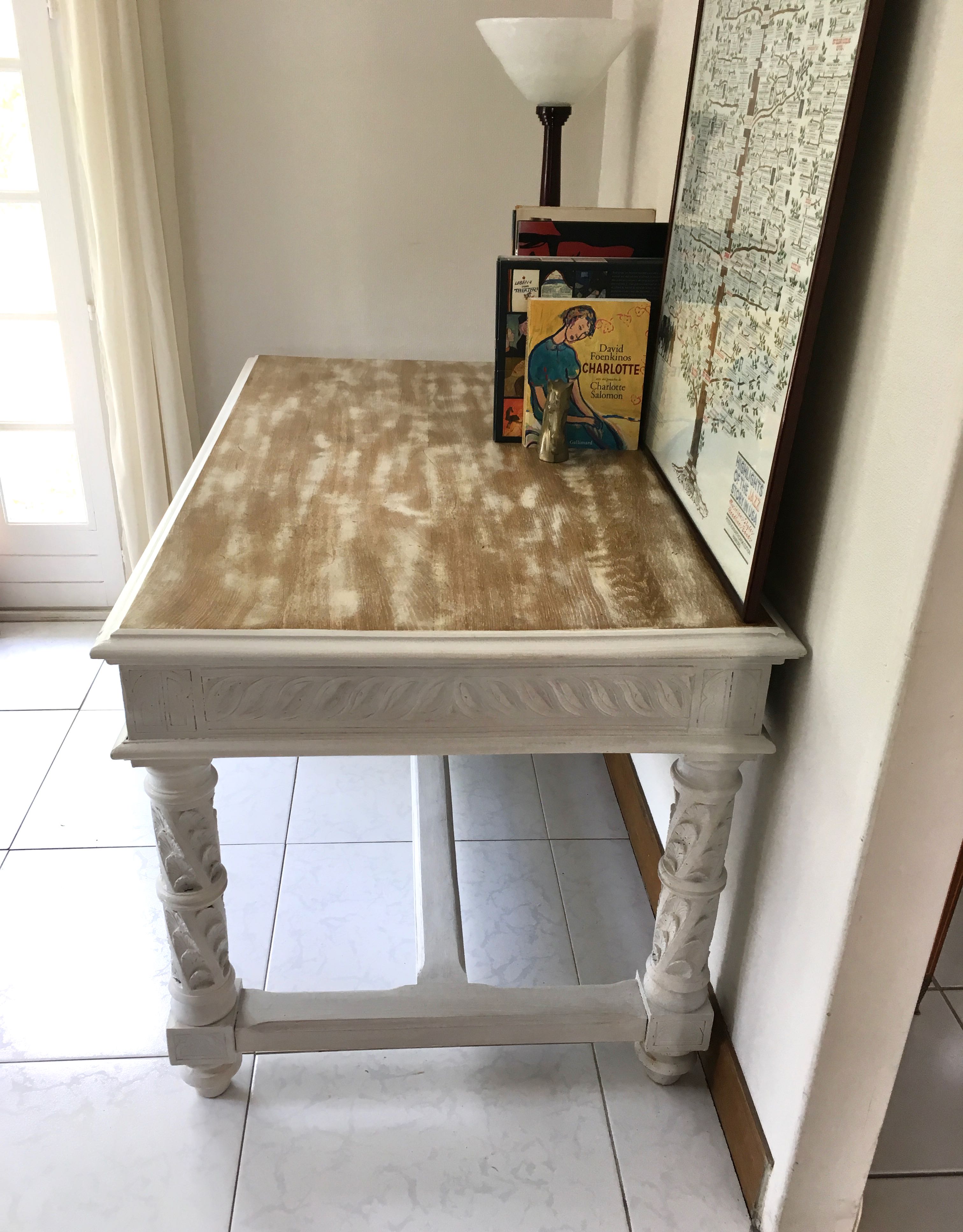 Bureau ancien en chêne sculpté et cérusé