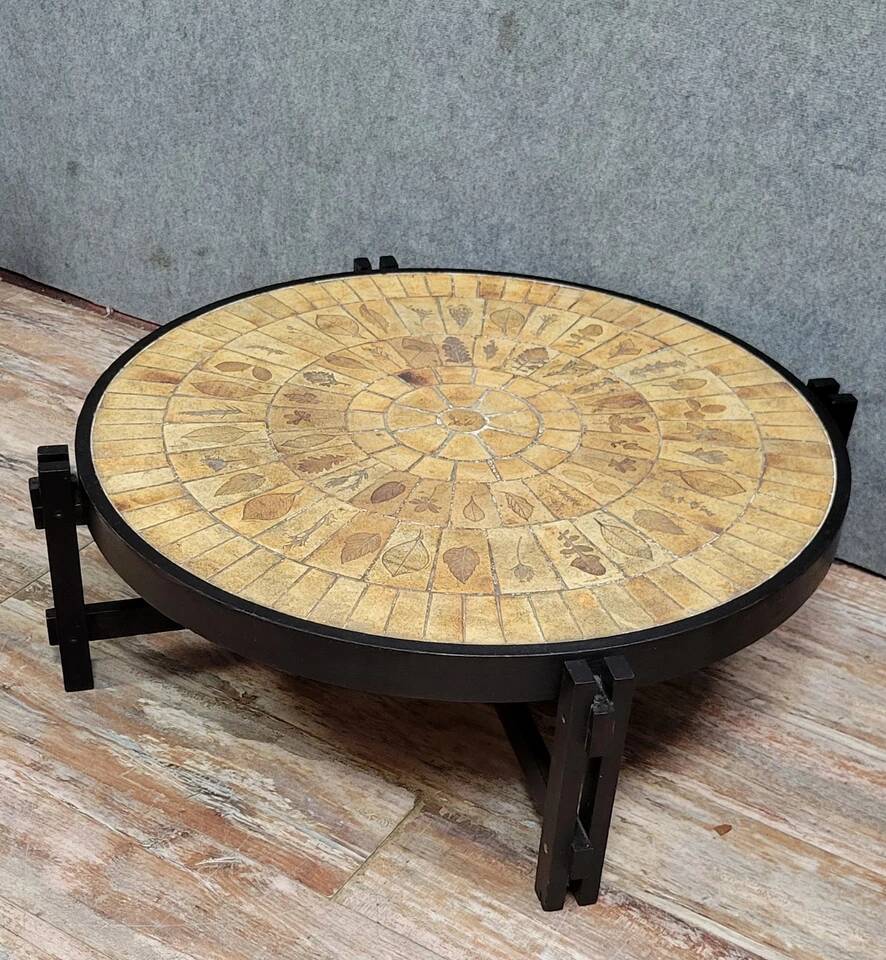 Roger Capron : grande table basse ronde en céramique et structure en bois