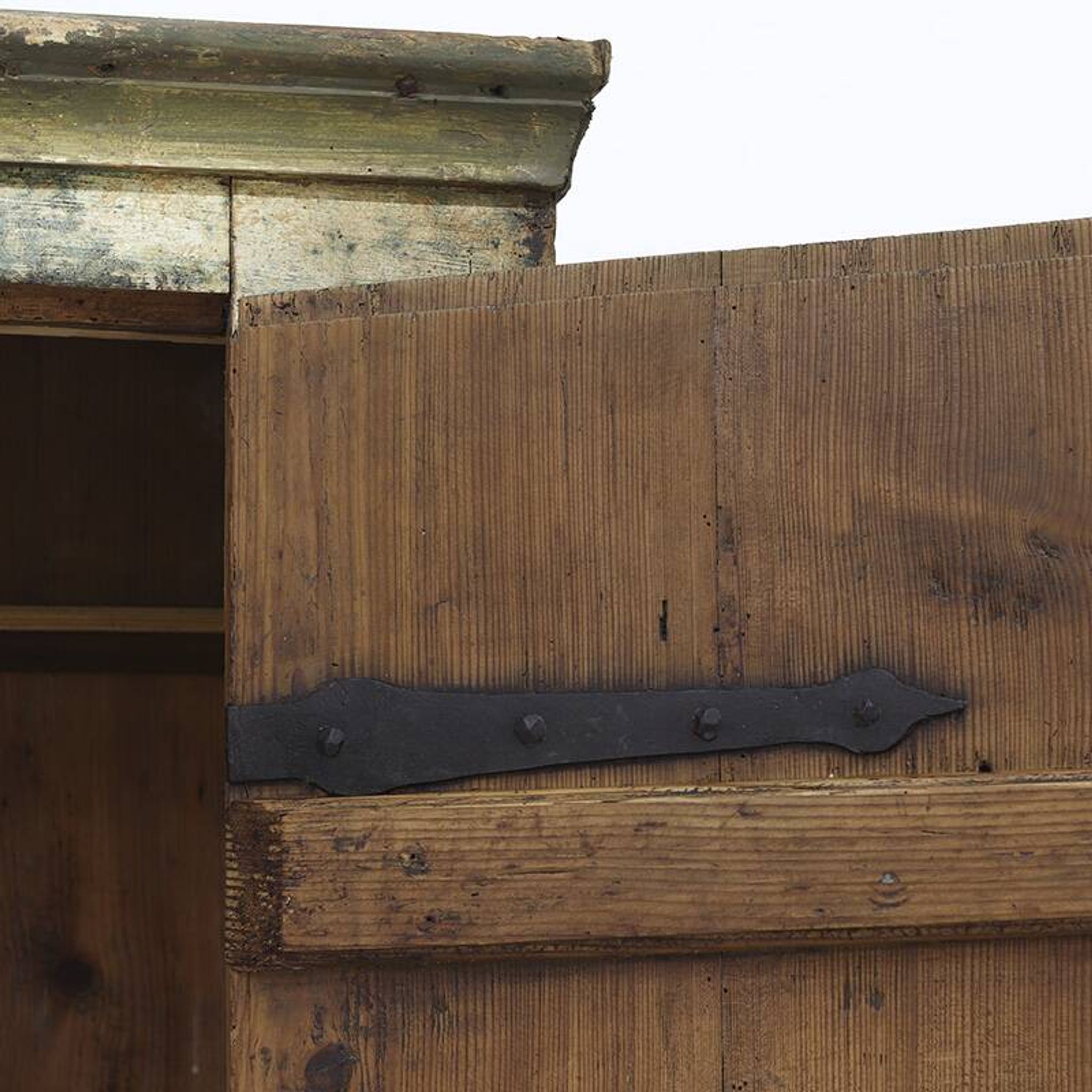Armoire de mariée peinte en art populaire de ferme rustique et vieillie