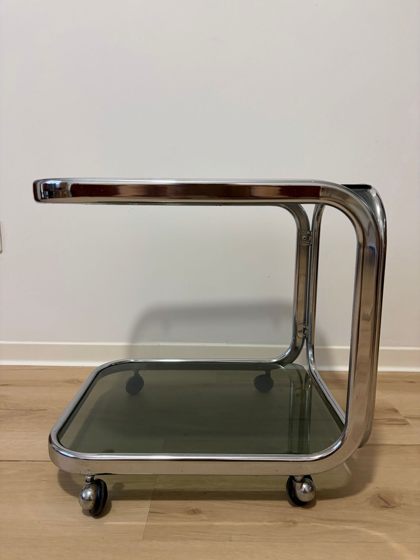 Chrome/glass smoke design Space Age dessert table
