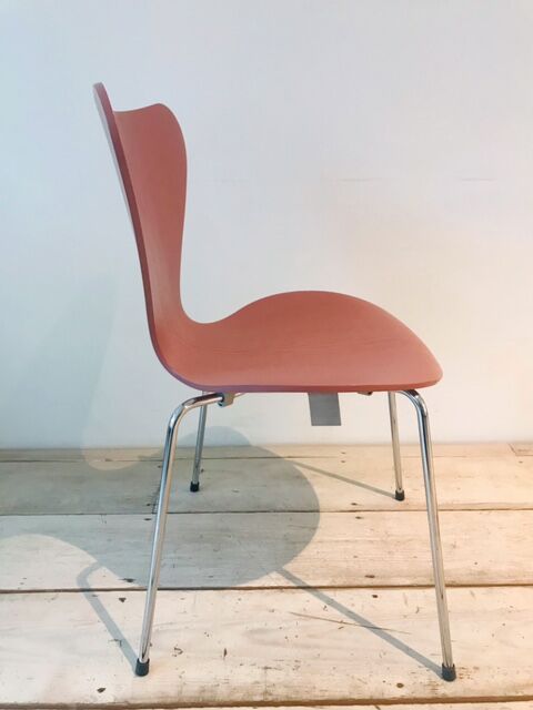 Chair serie 7 3107 by Arne Jacobsen for fritz hansen