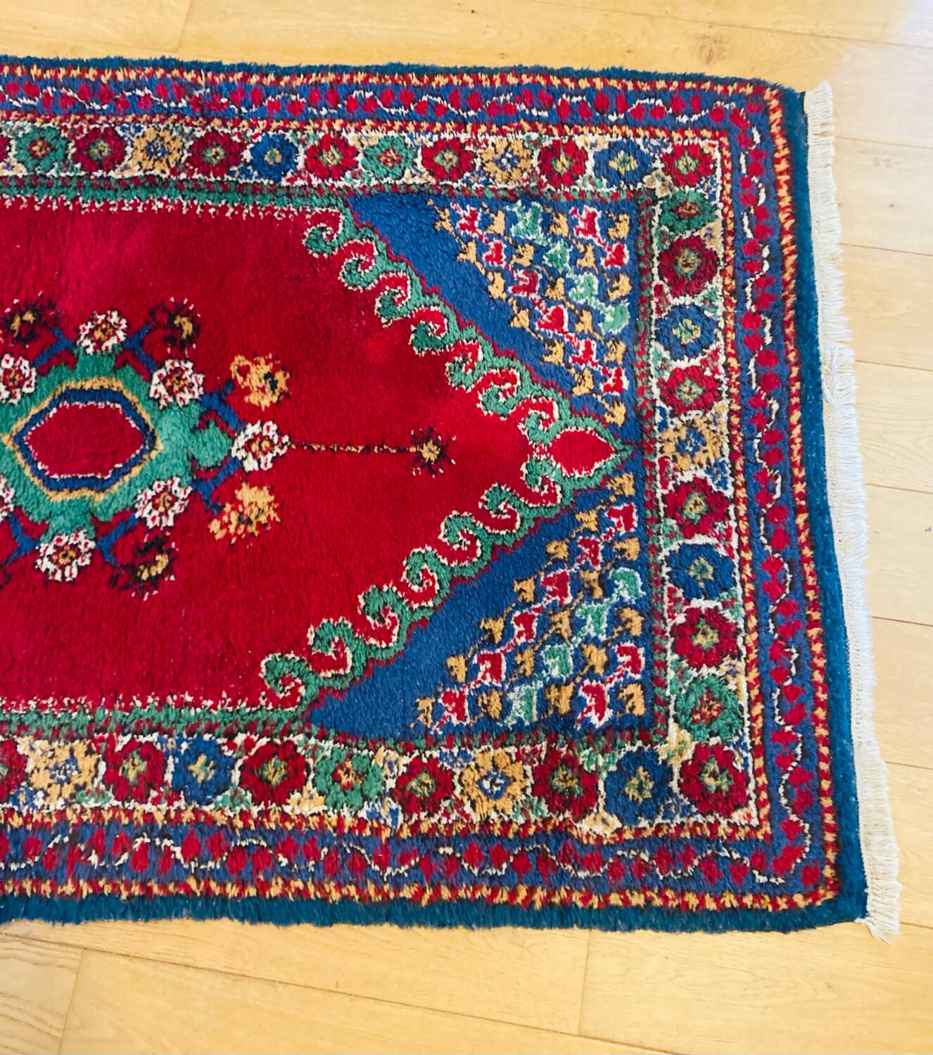 Oriental rug in thick hand-woven wool made in Tunisia mid-20th century