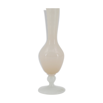 Vase en opaline rose