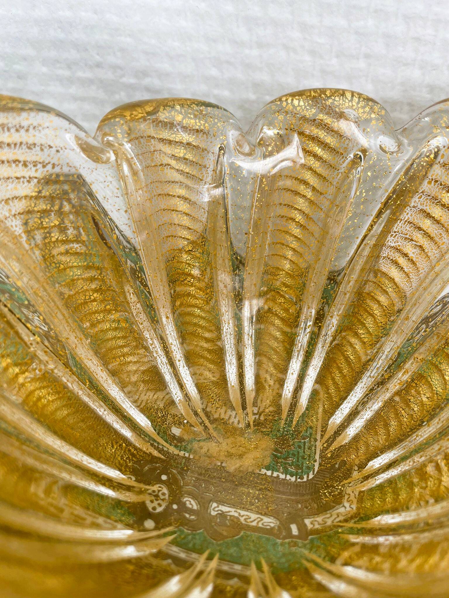Murano glass scallop bowl in Italy with gold glitter trim