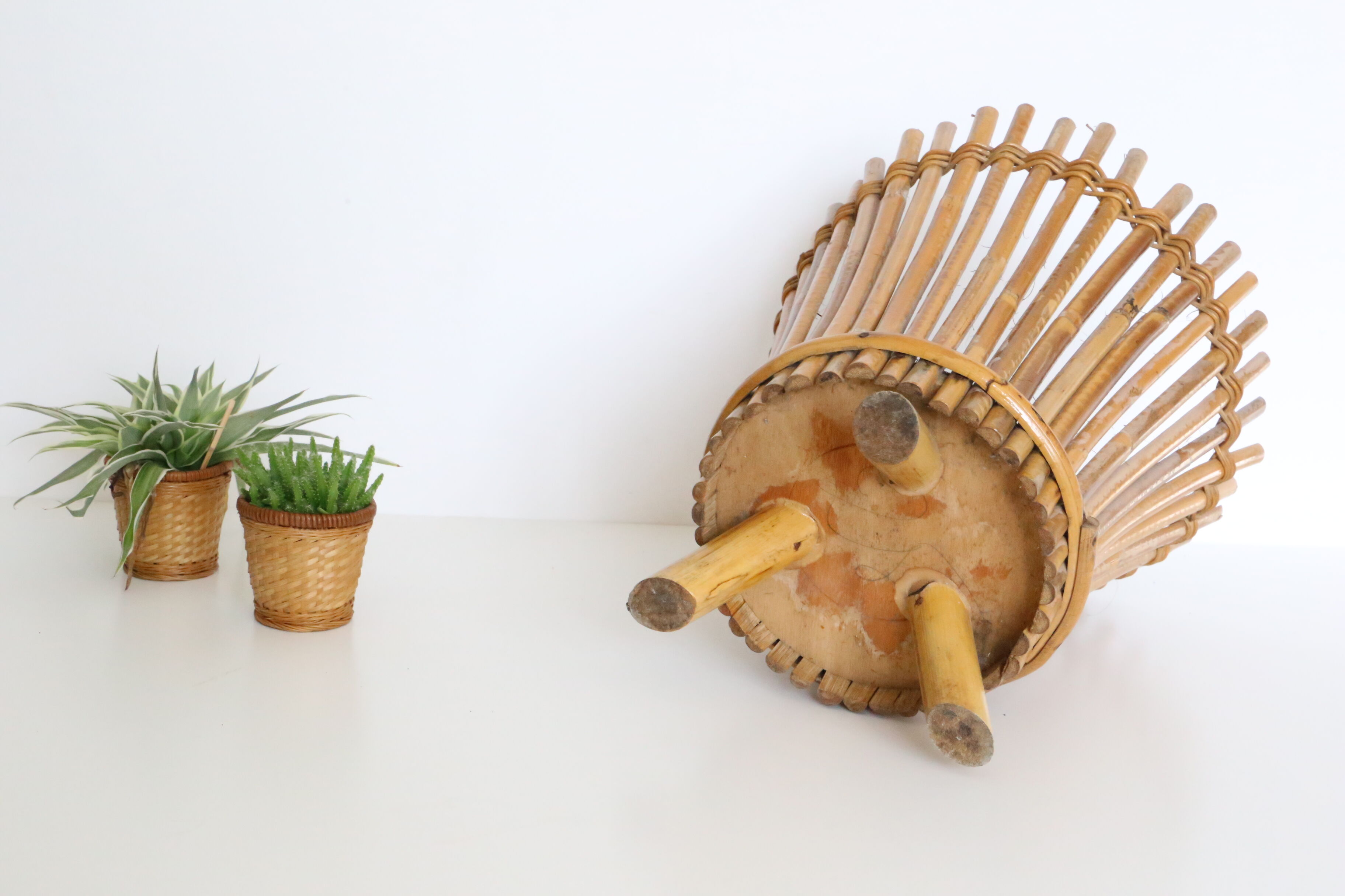 Cache pot en rotin sur pied, années 60