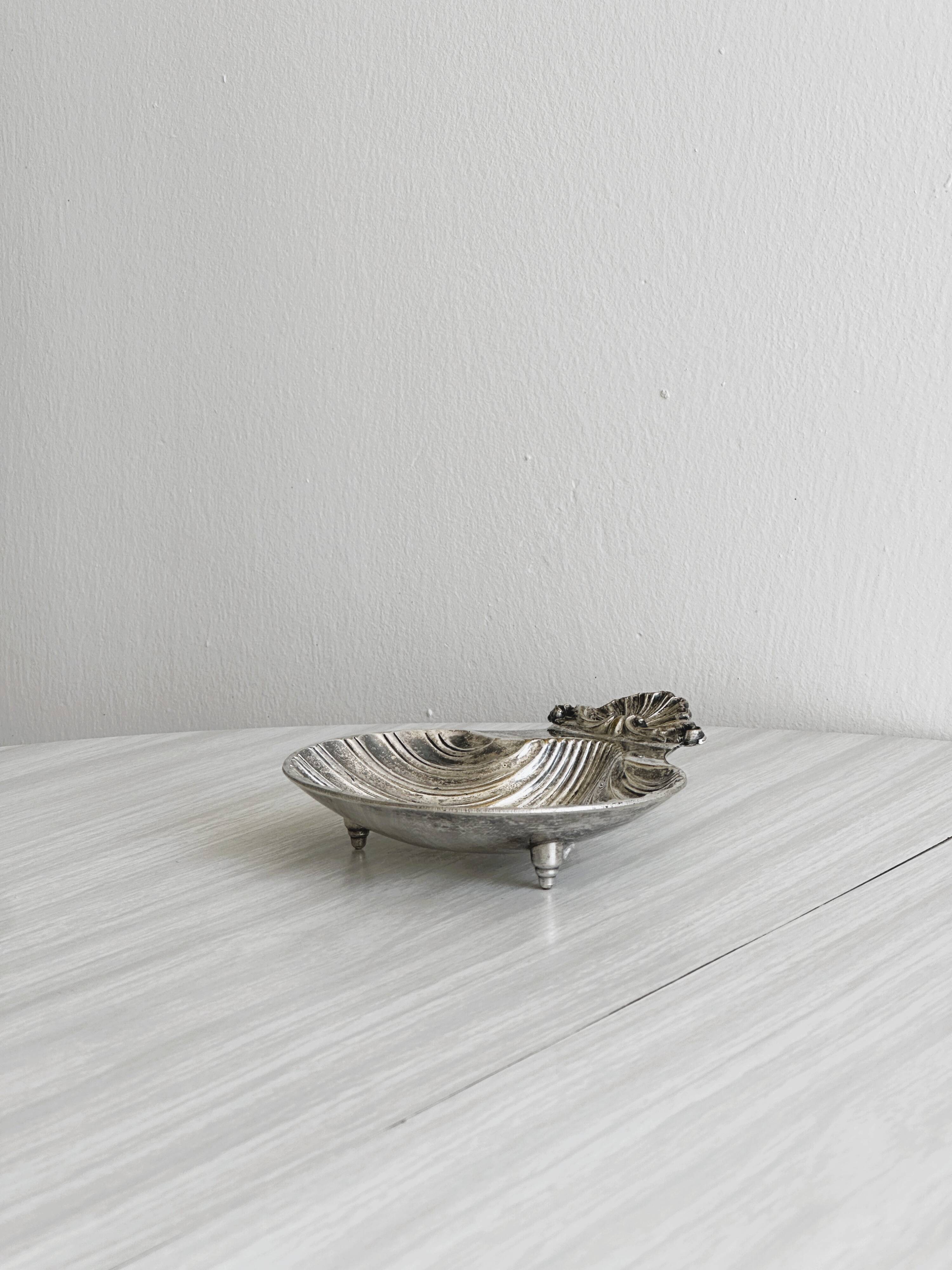 Metal shell pocket emptier