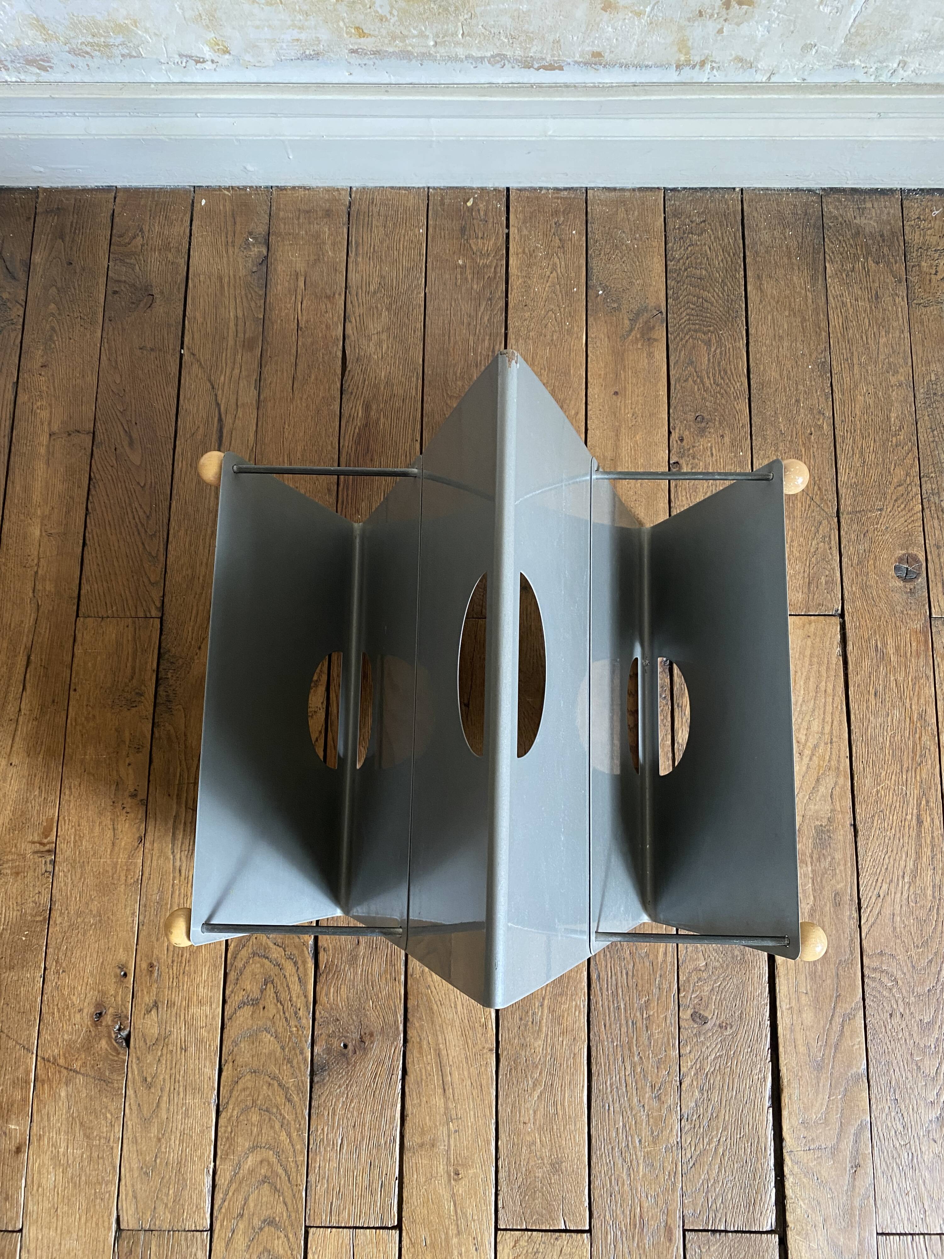 Memphis style magazine rack