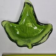 Deux vide poches en verre pressé en forme de feuilles de lierre, 17 cm