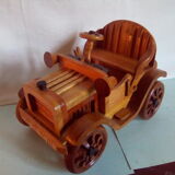 Voiture ancienne en bois