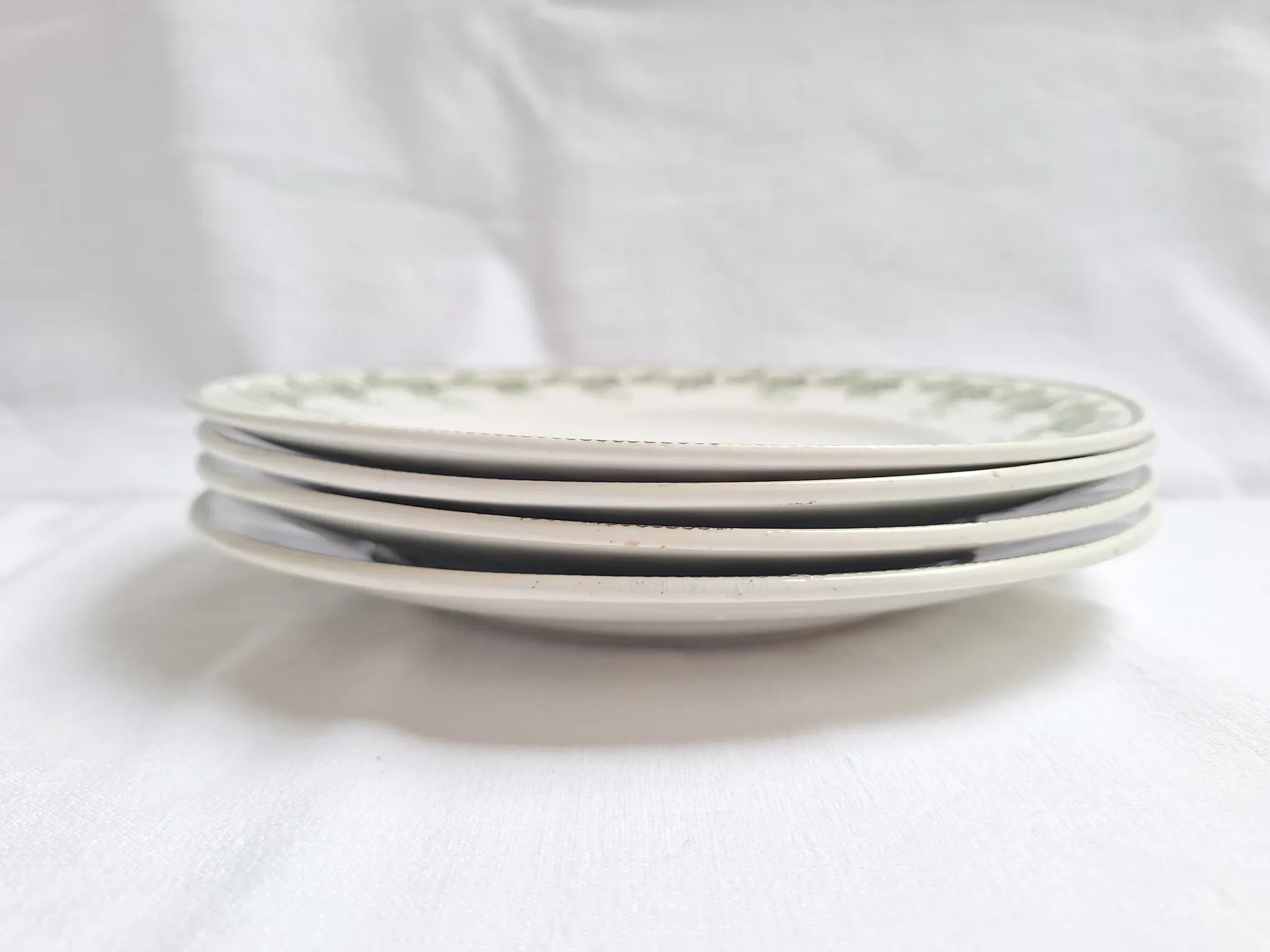 Assiettes plates vertes Moulin des Loups modèle Violetta