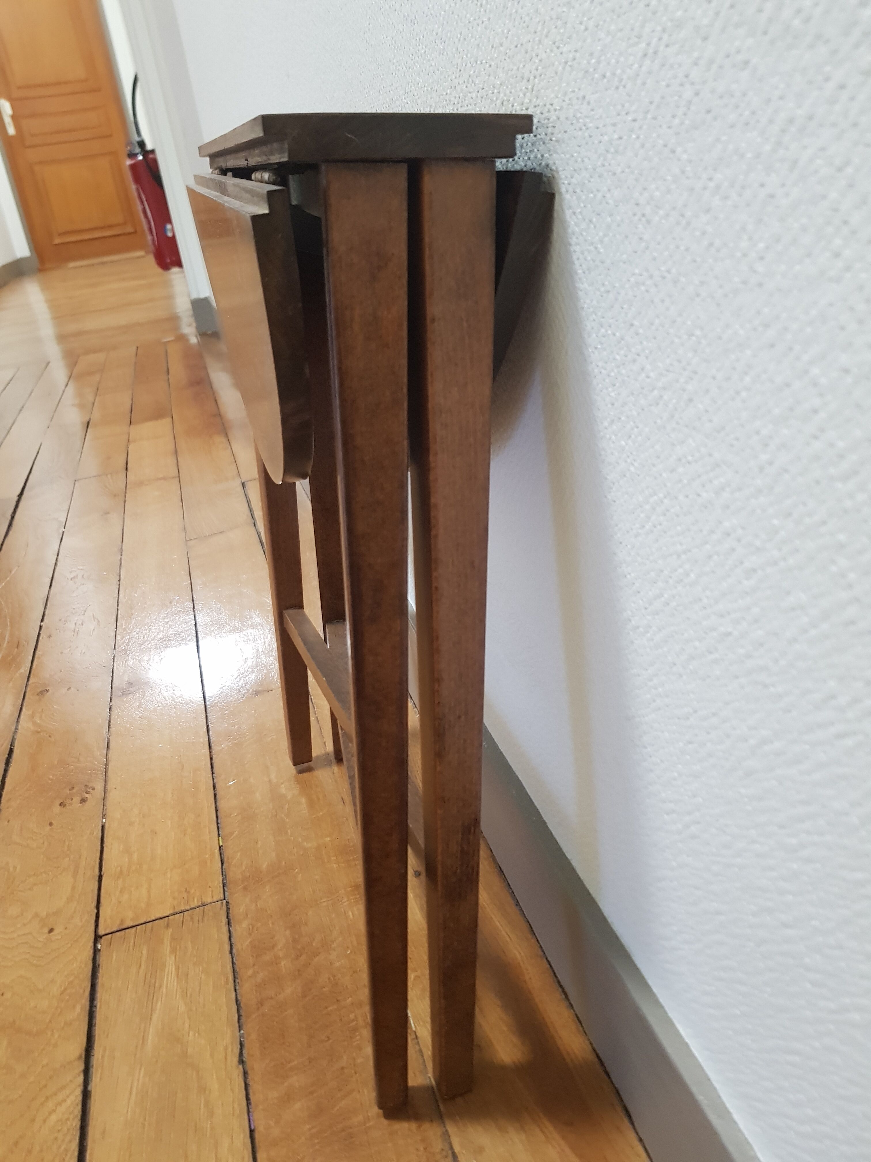 Folding round coffee table