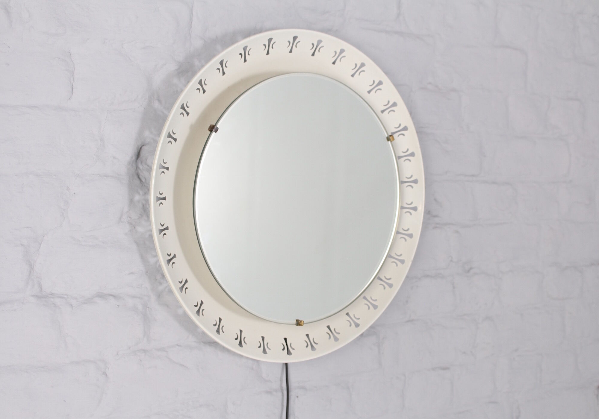 Hillebrand round metal light mirror