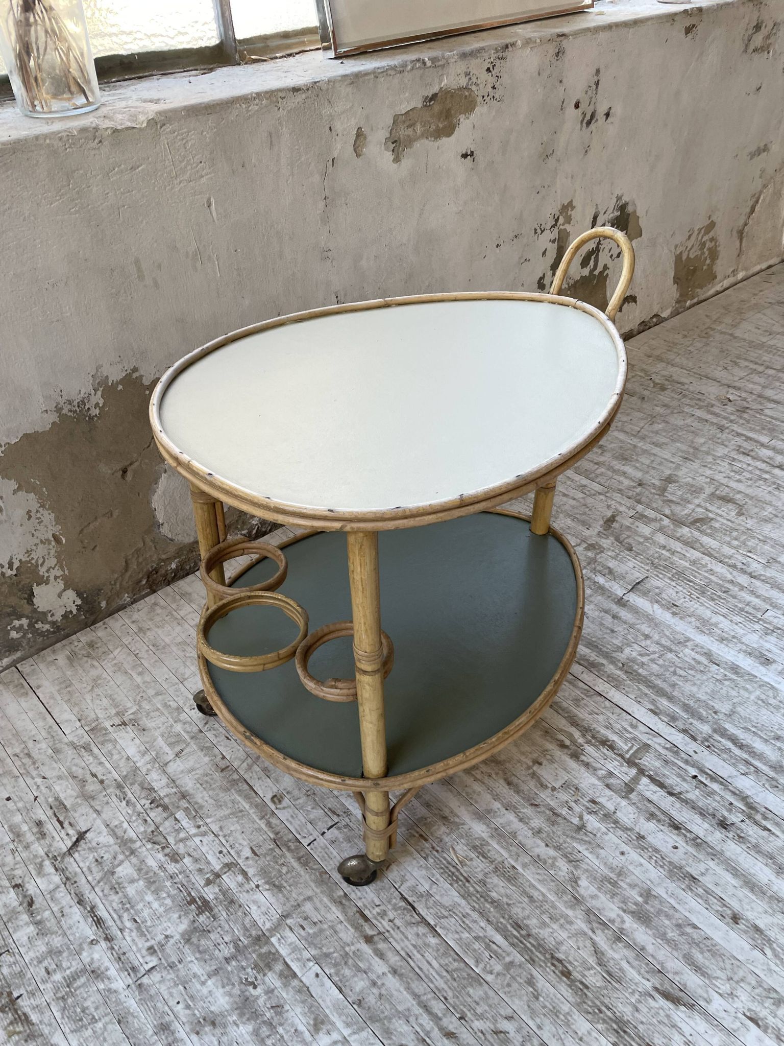 Desserte, table roulante en rotin années 60