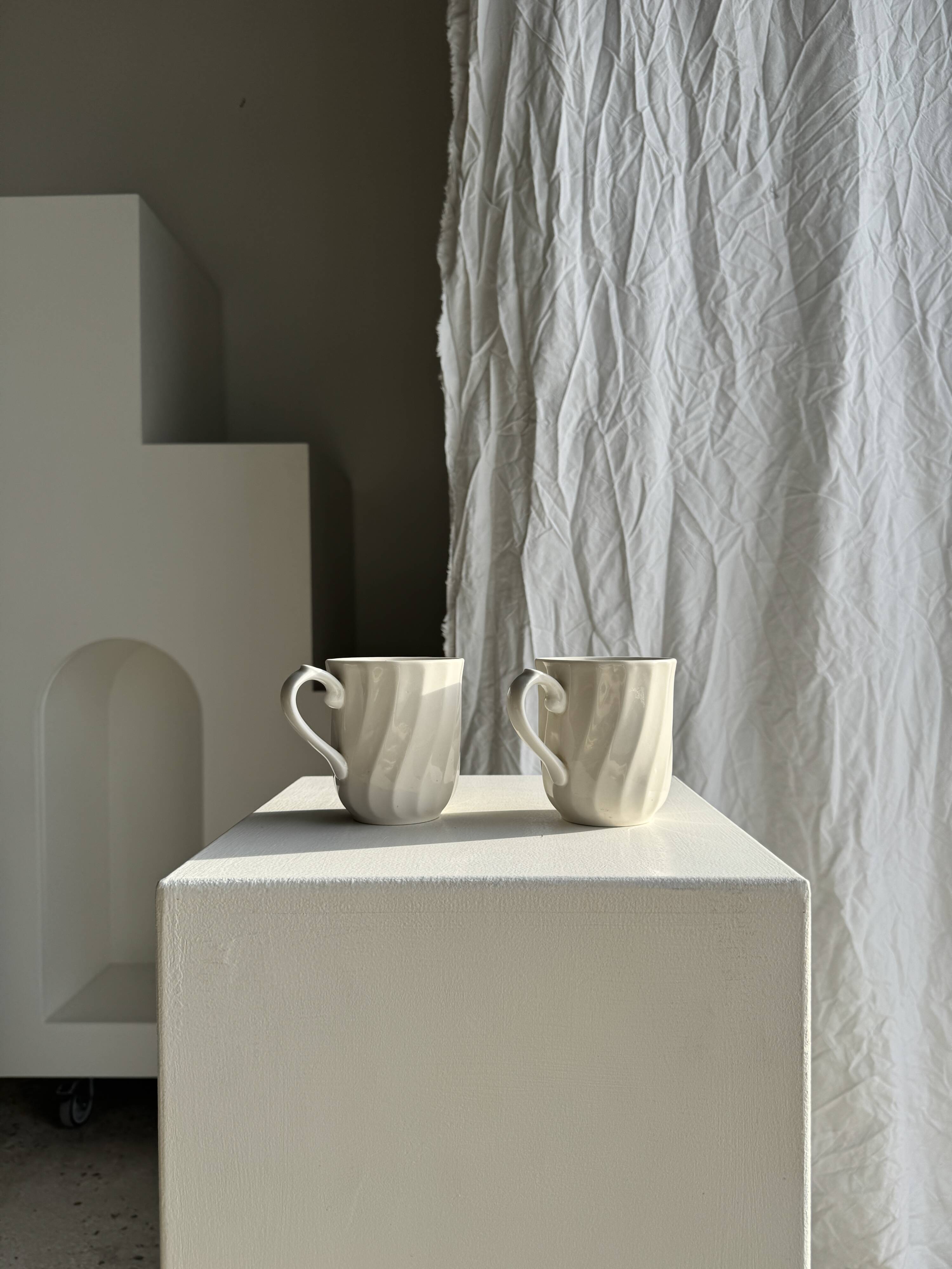 Pair of mugs in English porcelain H10