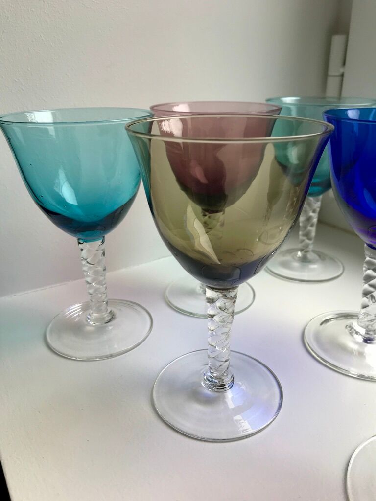 Set 6 colored wine glasses and worked feet 70s