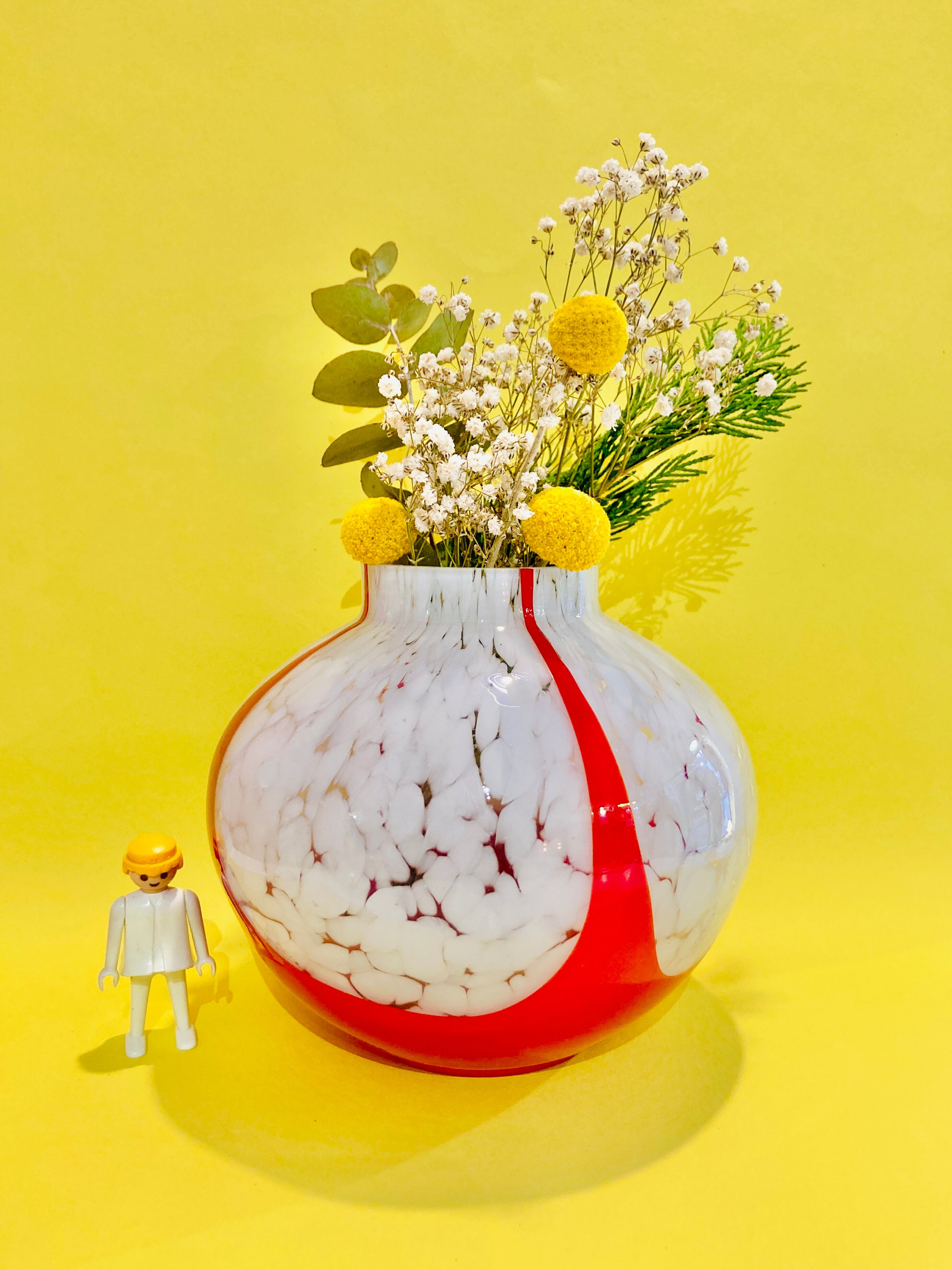 Marmorean glass ball vase in white murano and red-deco-retro-vintage