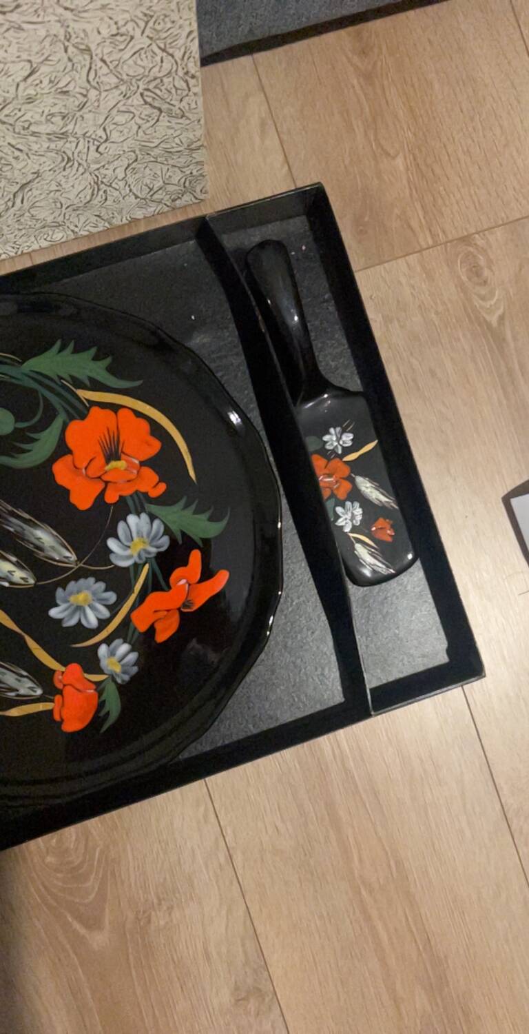 Dish with pie server