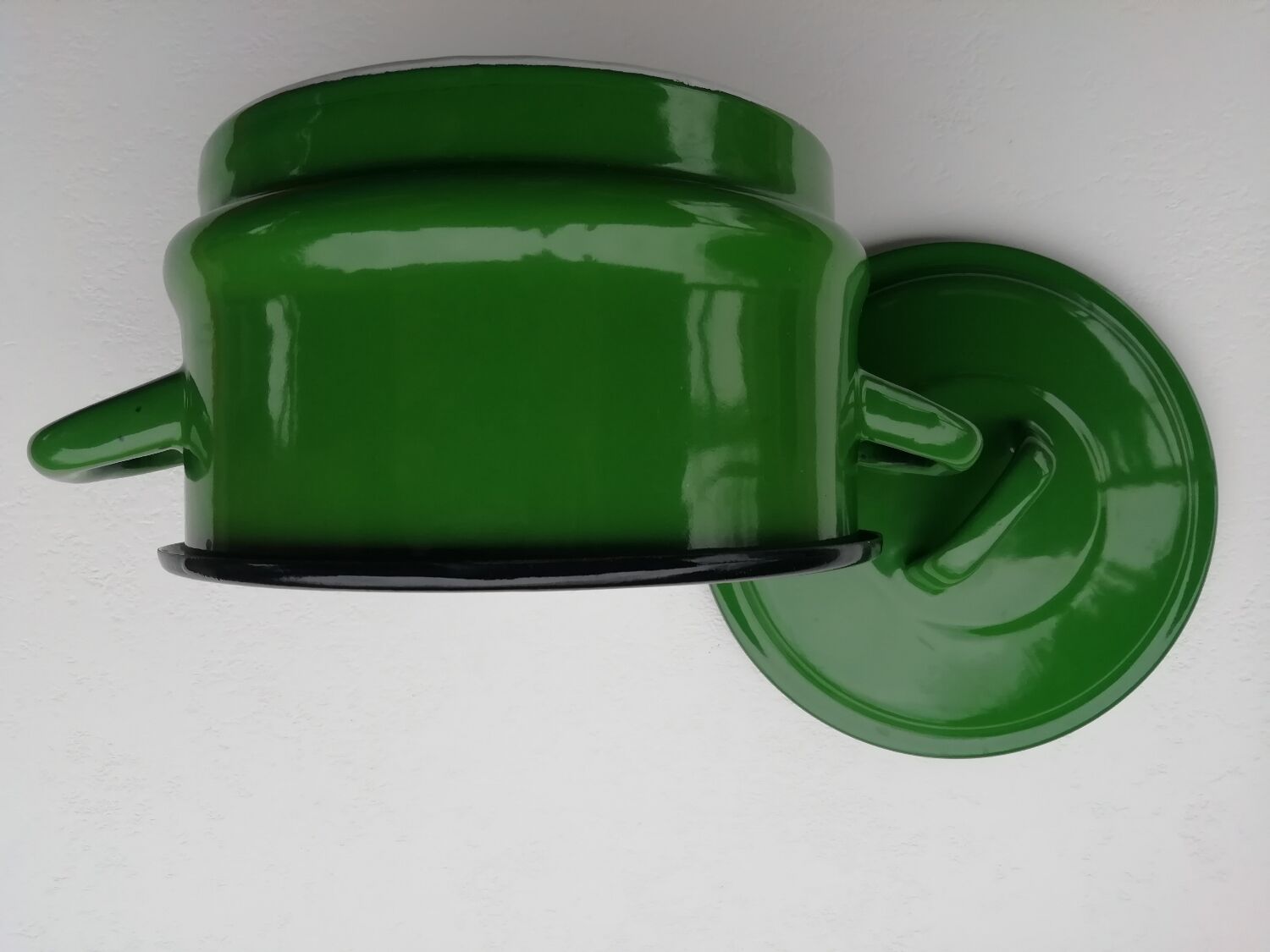 Enameled sheet metal casserole dish