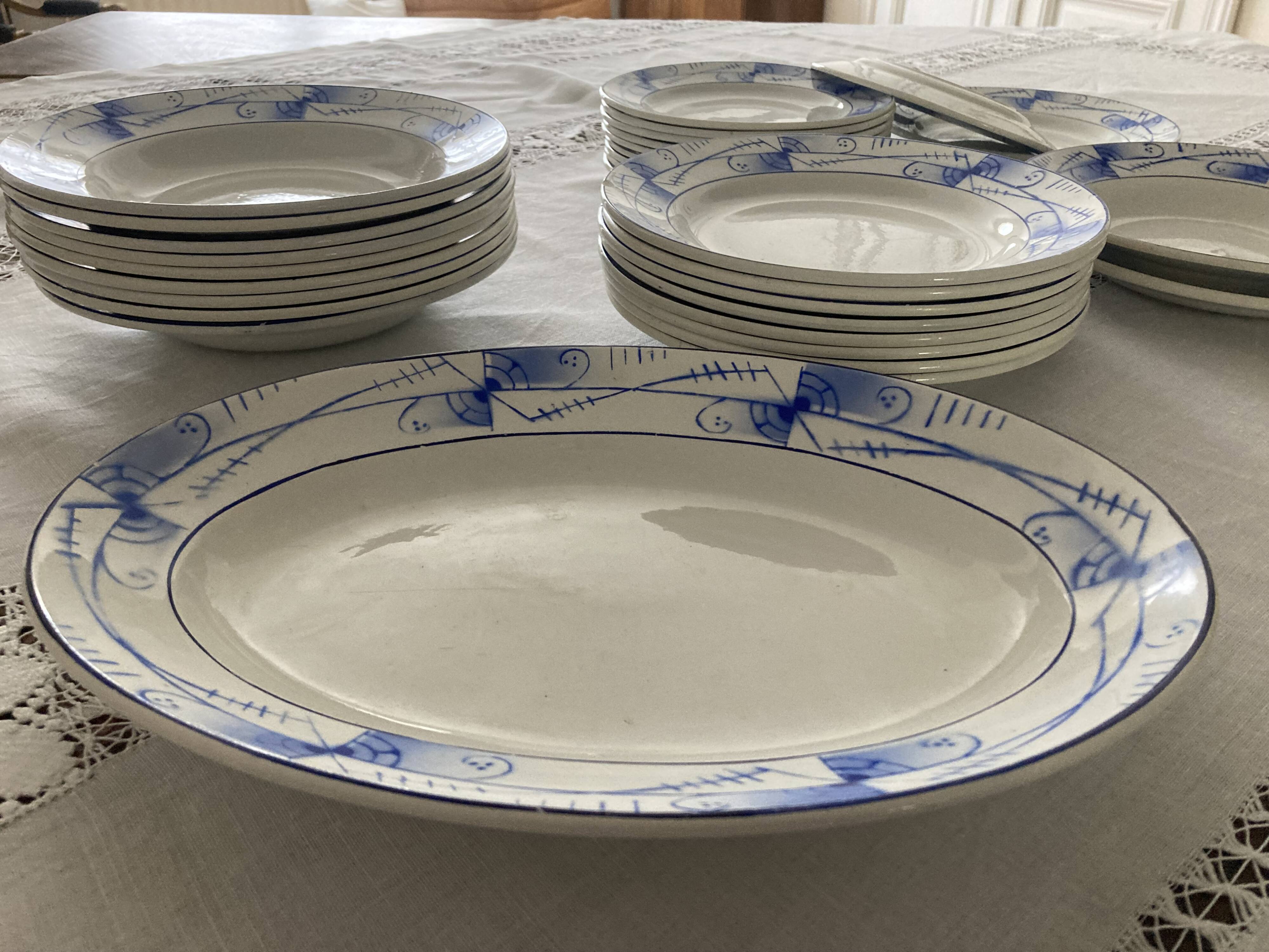 Service for 10 people in Saint-Amand earthenware from the 1930s