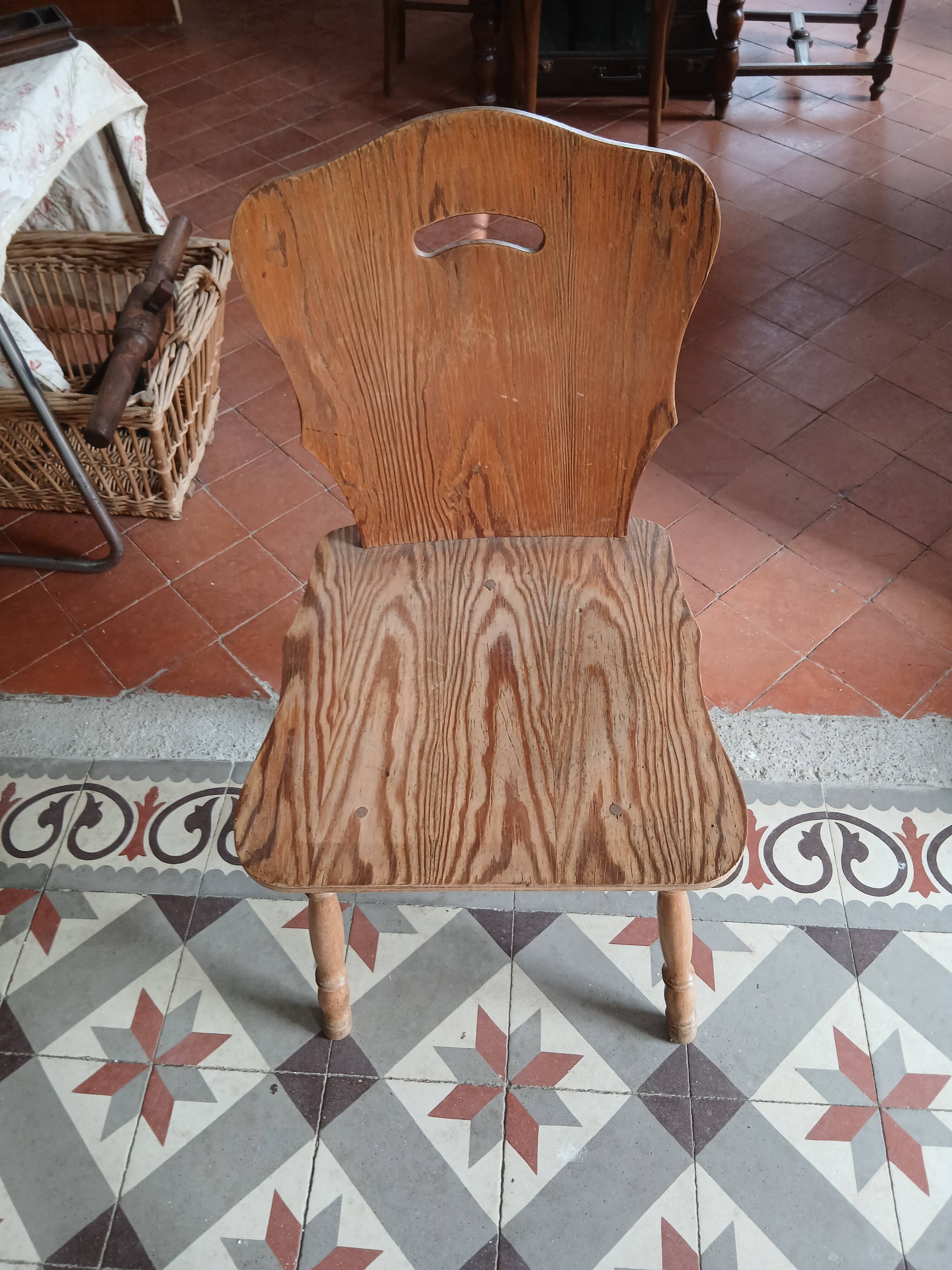 Vieille chaise en planche