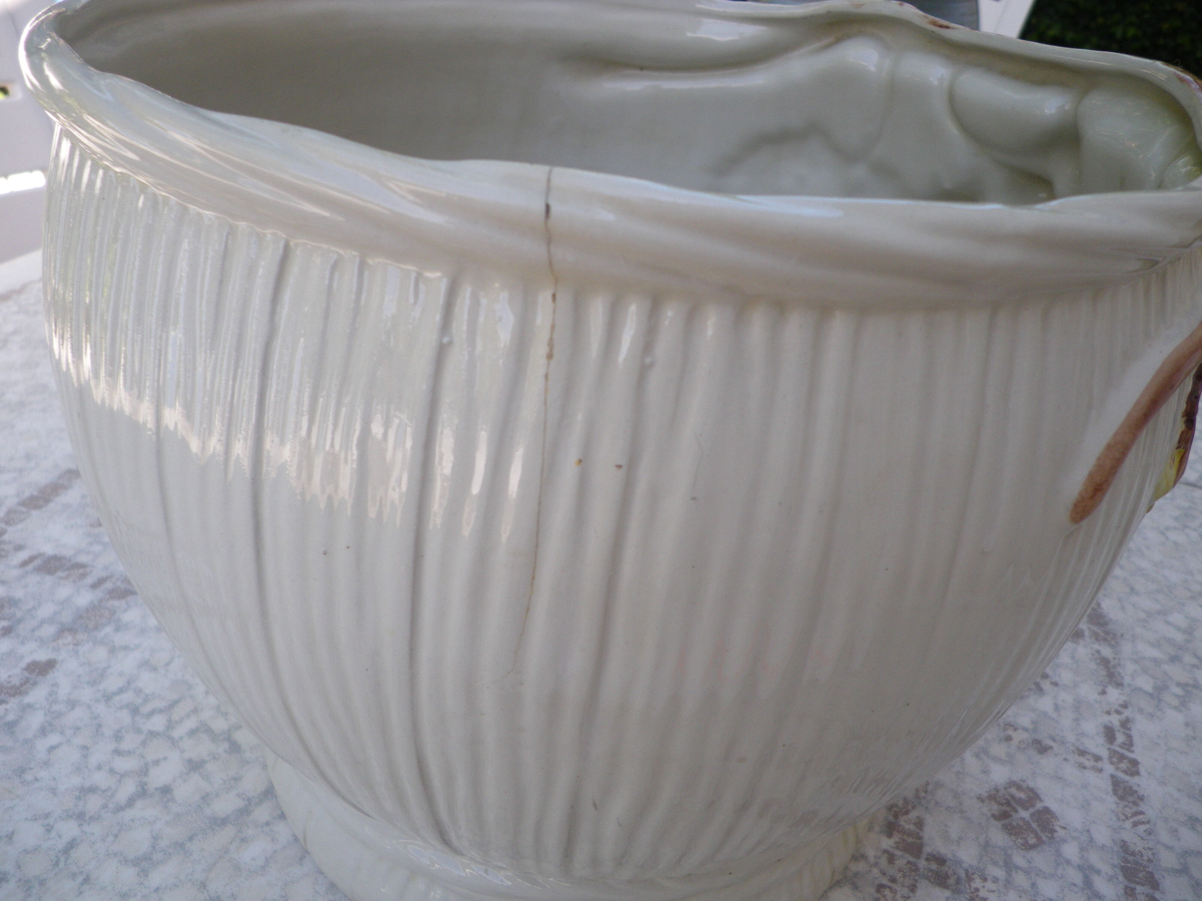 Ceramic flower pot with dabbling decorations