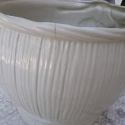 Pot de fleurs en céramique aux décors en barbotine