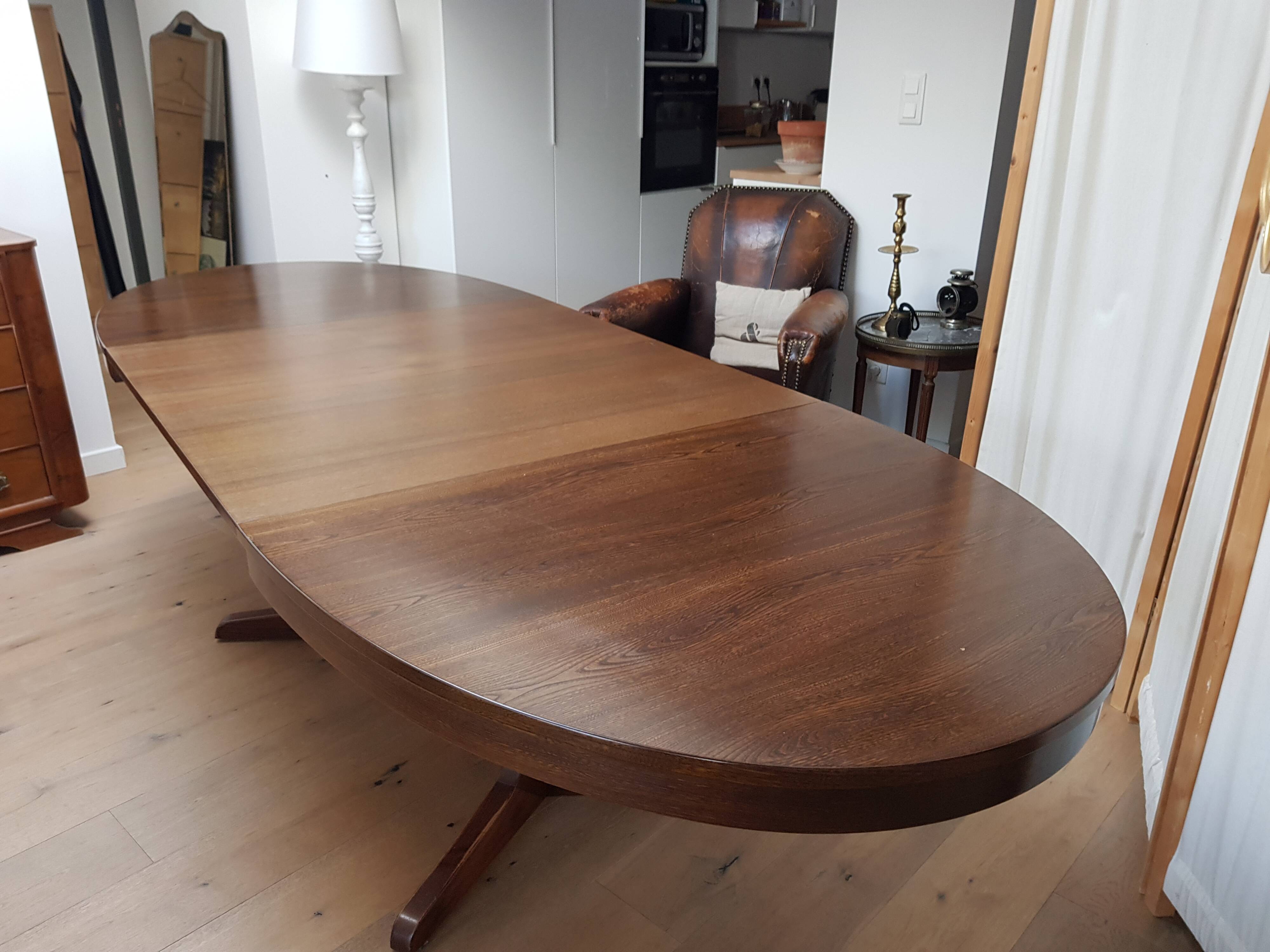 Oval dining table with extensions