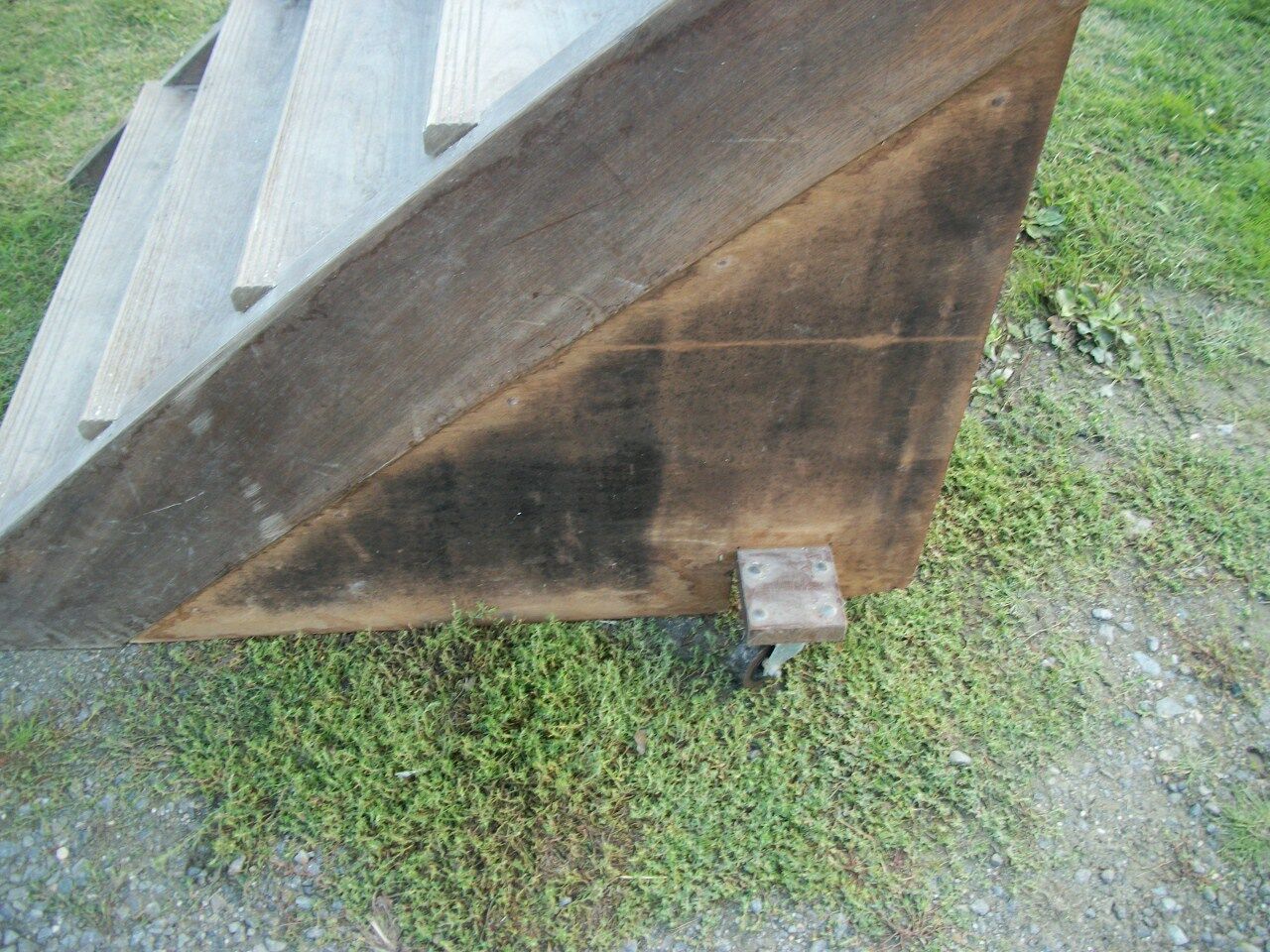 Staircase access scenic / shelf on roullettes