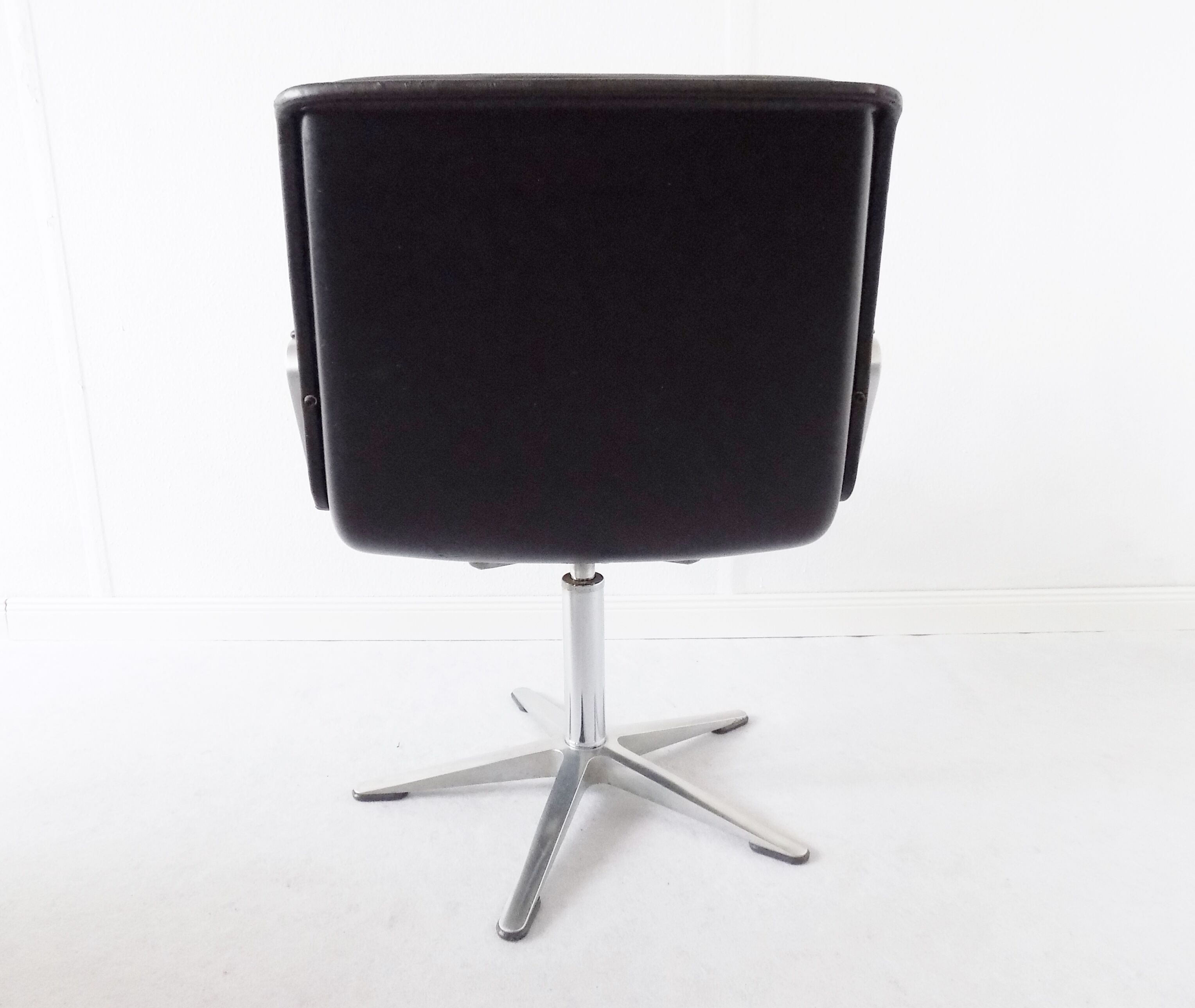 Wilkhahn Delta 2000 set of 4 black leather dining chairs by Delta Design