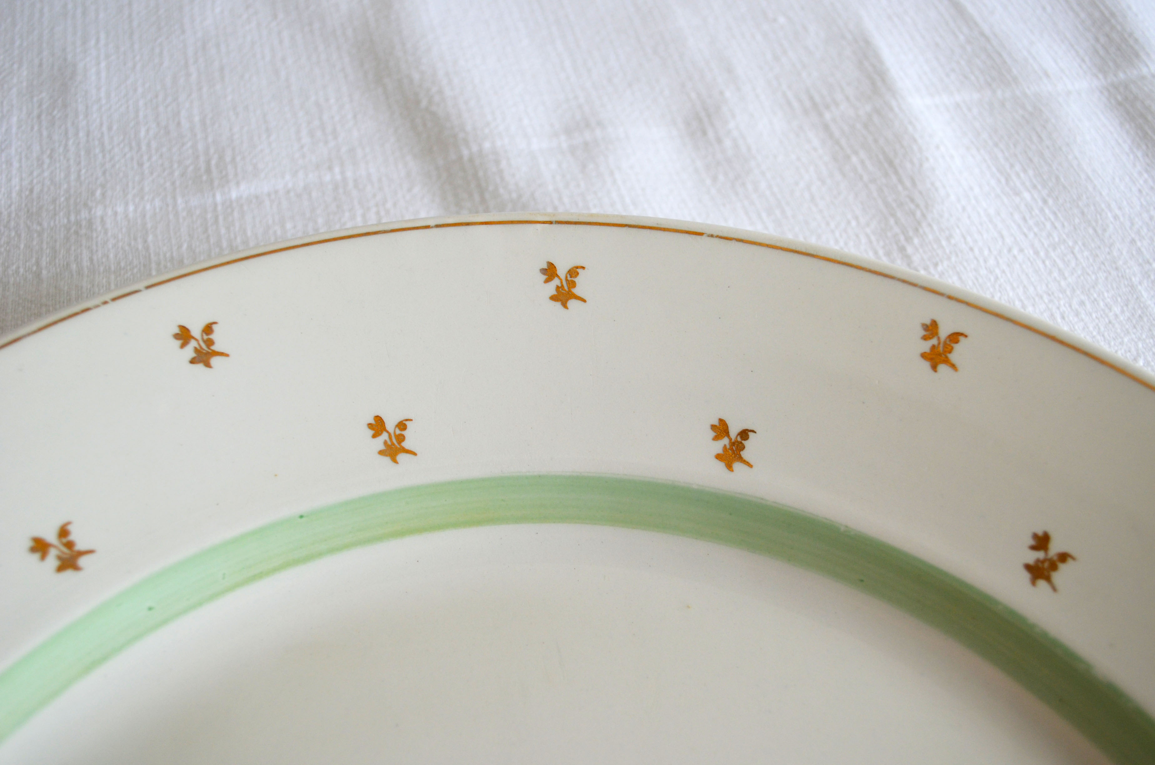 Round dish Gien with gold flowers