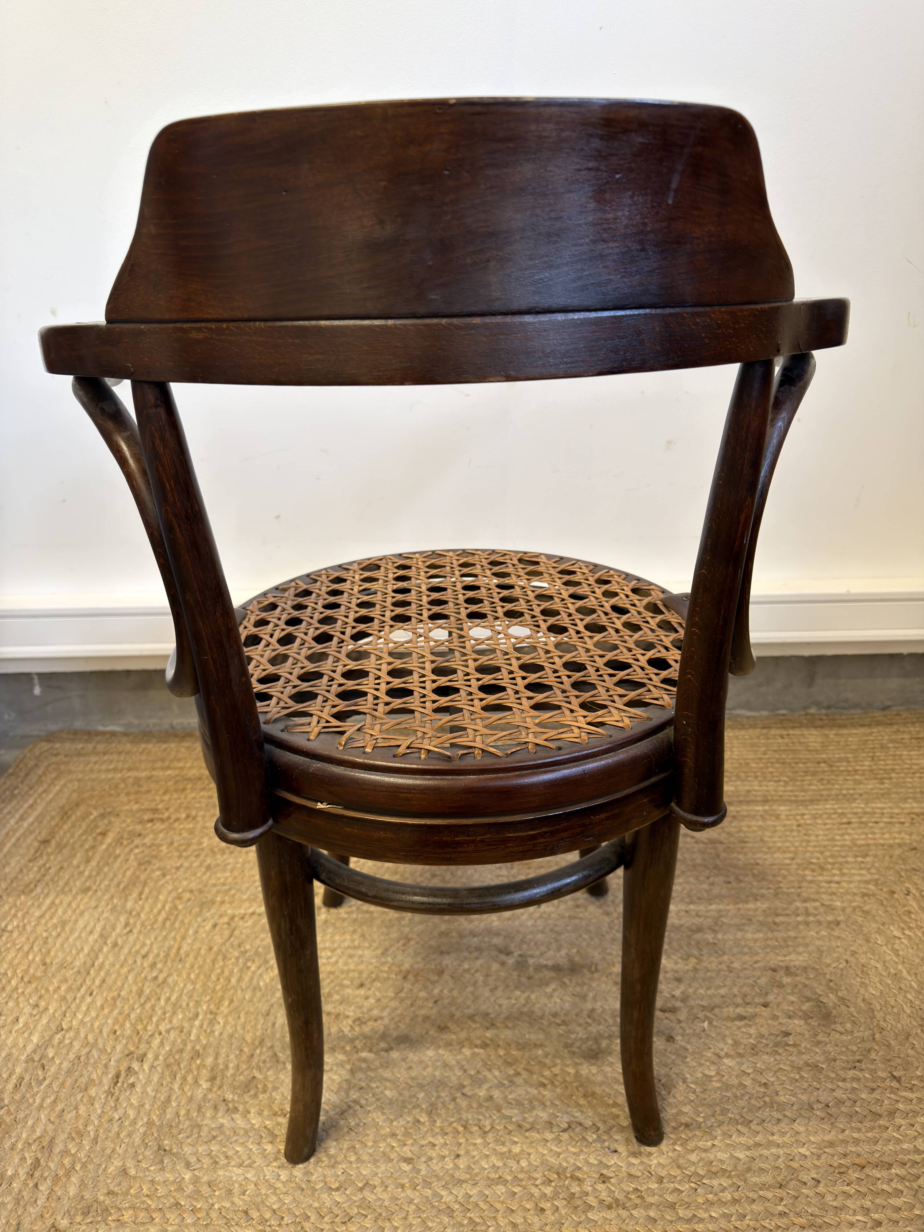 Fauteuil de bureau pivotant Thonet  en bois courbé et cannage – début XXe