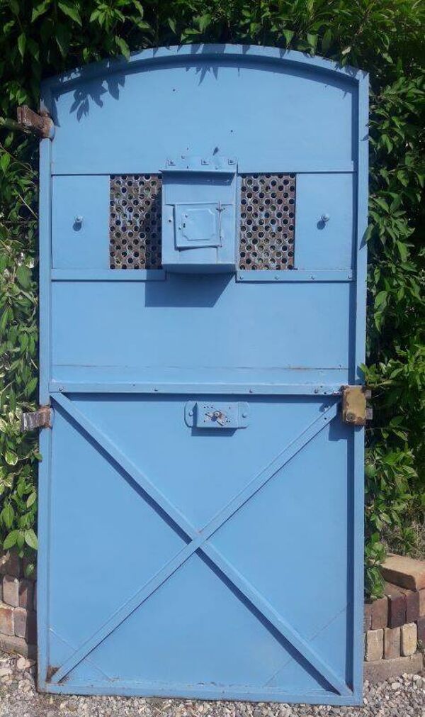 Porte portail H205xL103 ancienne en fer cintrée avec boite aux lettres