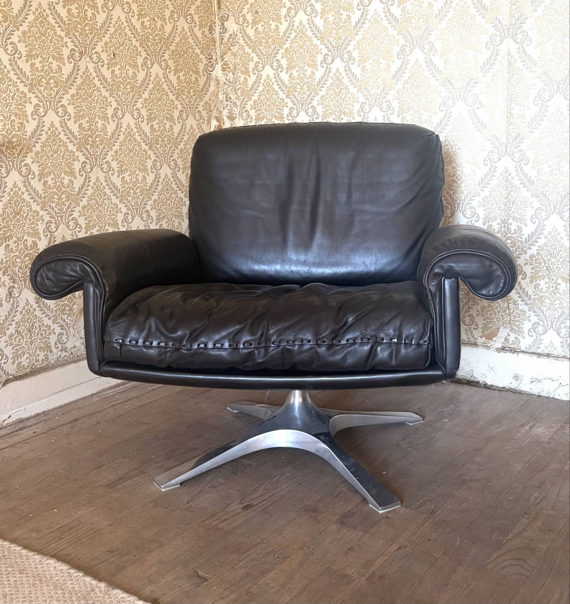 Set of 2 leather swivel lounge chairs De Sede DS-31