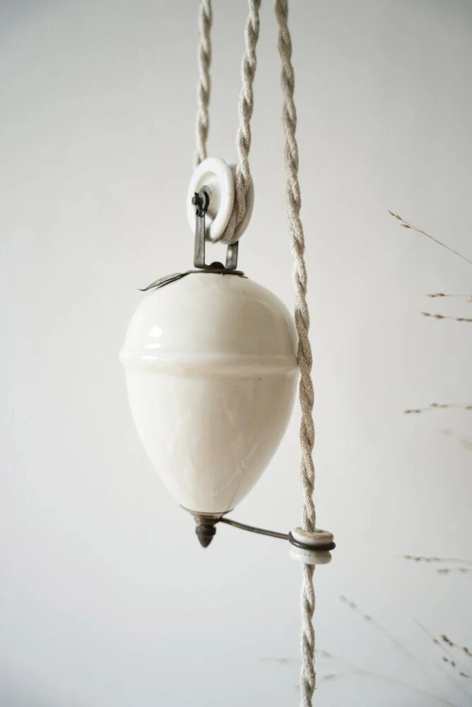Opaline suspension, adjustable height.