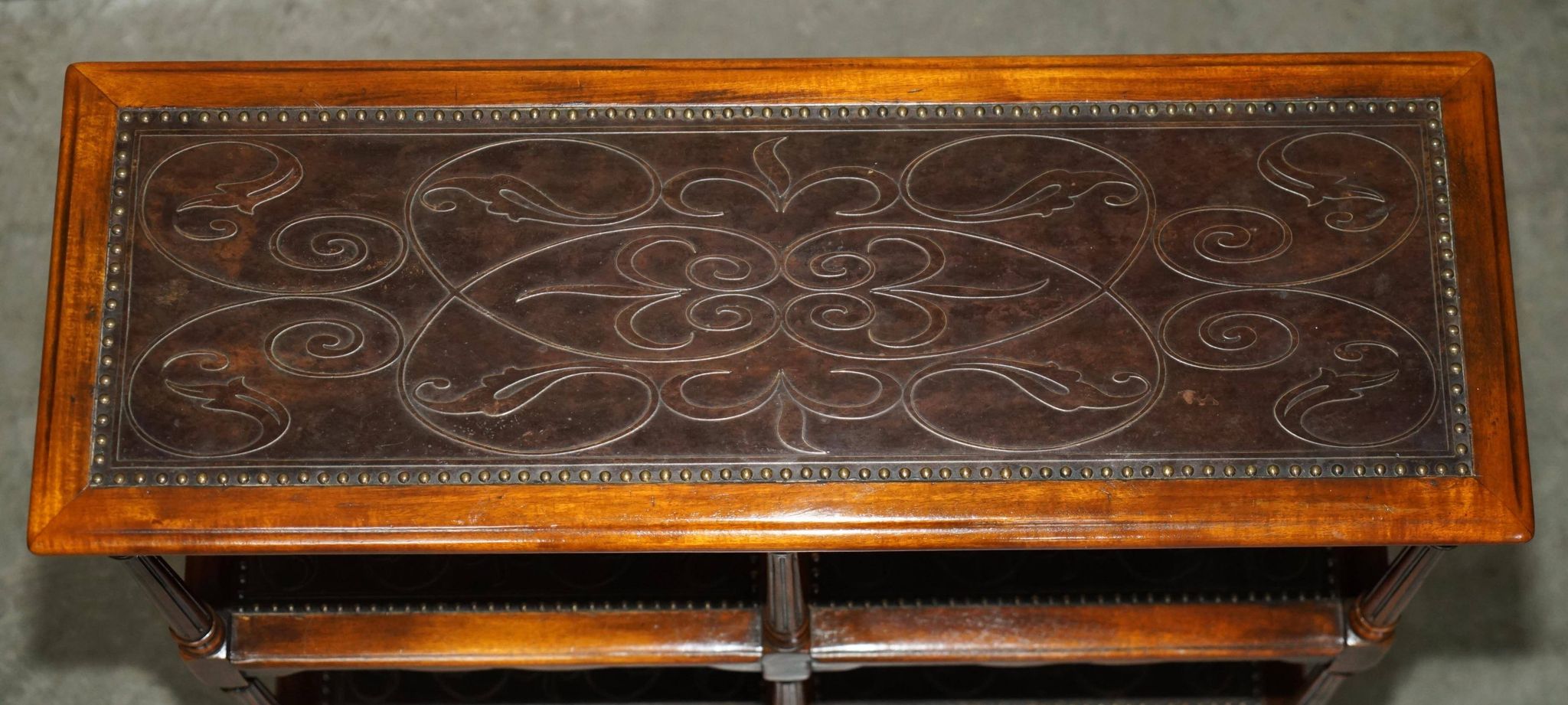 Étagère bibliothèque Theodore Alexander bois massif cuir embossé