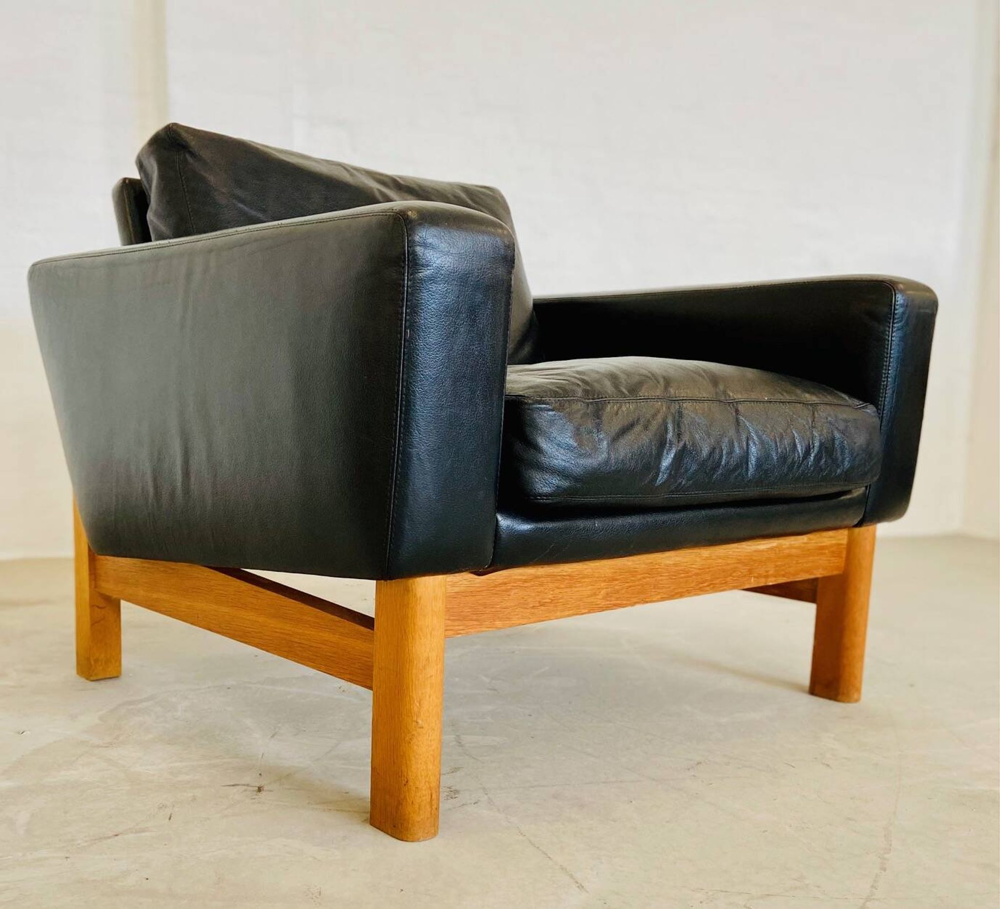VINTAGE MID-CENTURY POUL M. VOLTHER  LEATHER AND OAK LOUNGE CHAIR 1960,s