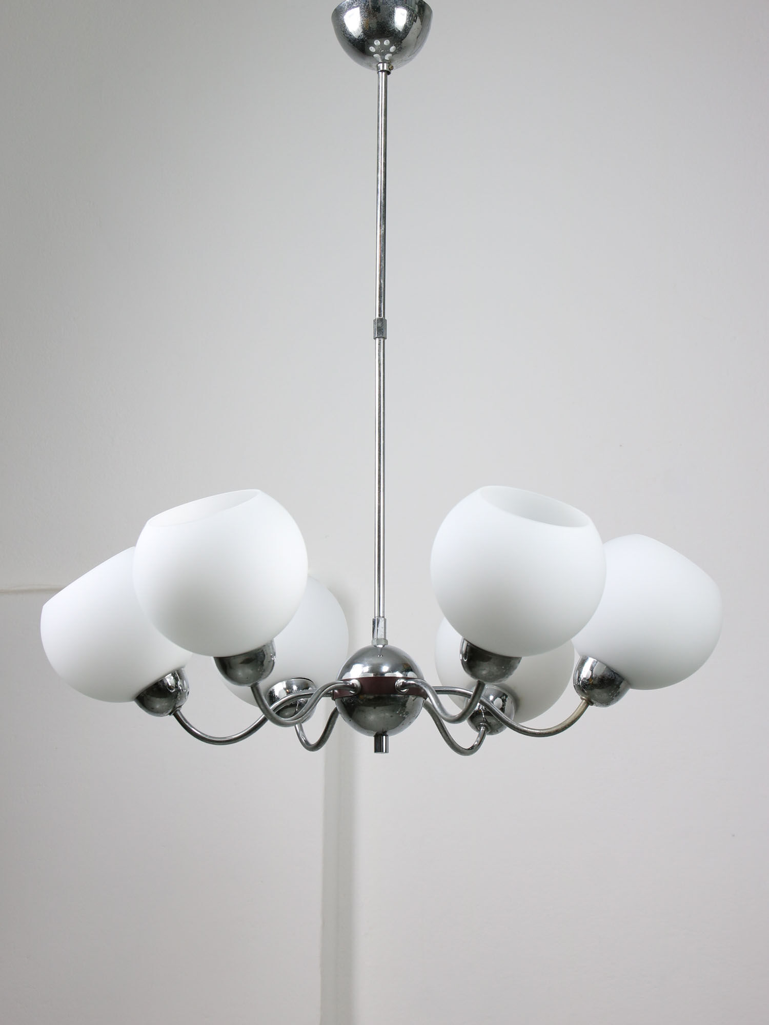 Lustre italien en chrome et opalin du milieu du siècle