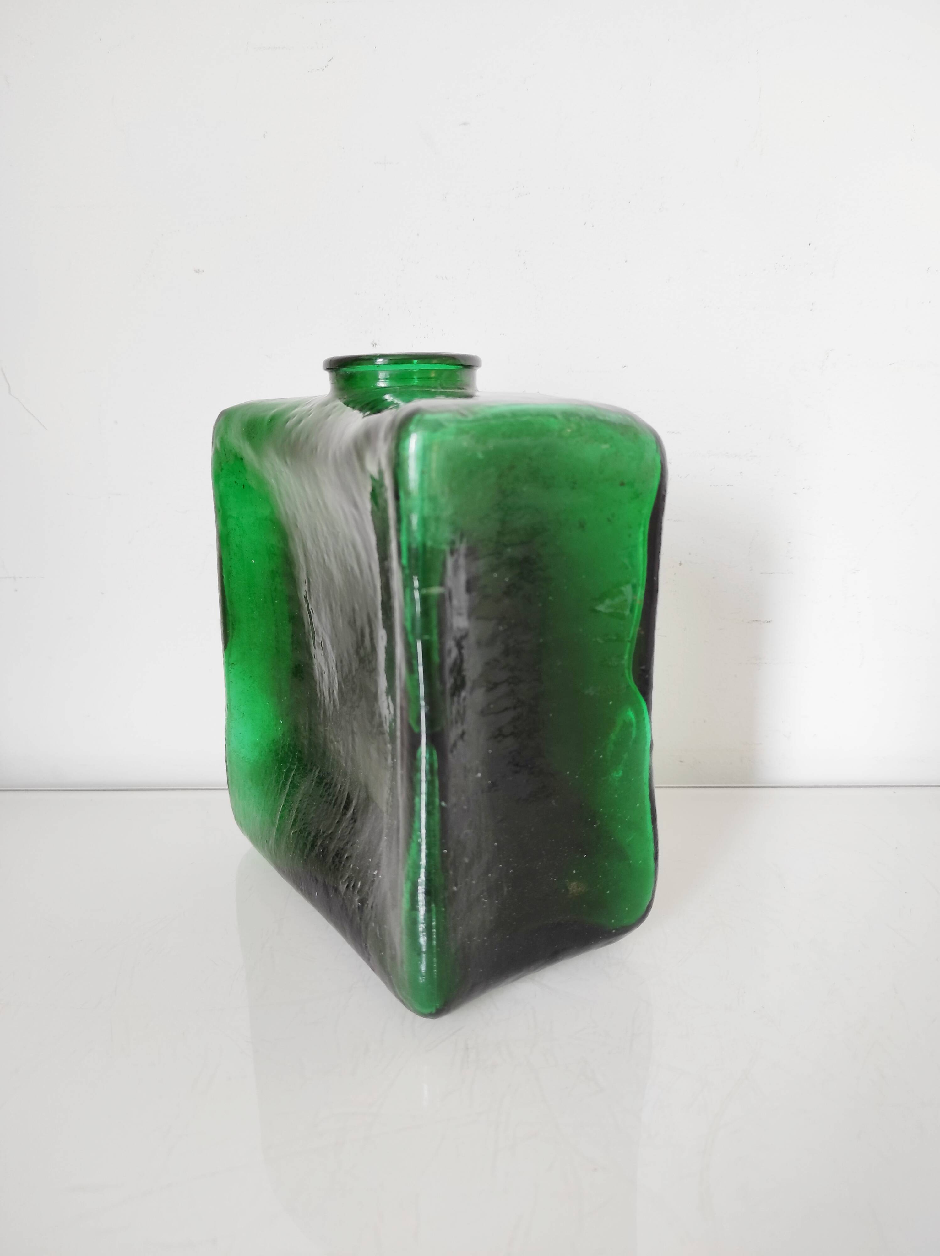 vase carré en verre vert