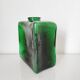 vase carré en verre vert