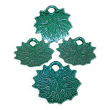 Assiette en barbotine feuille