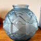 Vase boule Art Déco verre givré bleu