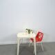 Table de jardin en plastique vintage cassé blanc.